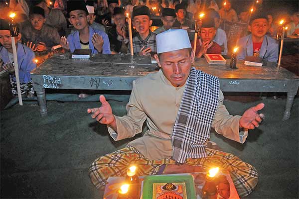 Seorang guru memimpin para santri dan santriwati membaca Alquran bersama di Pondok Pesantren Nurul Hidayah Al Mubarokah, Sempu, Andong, Boyo