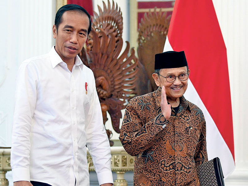Presiden Joko Widodo menyambut Presiden ketiga RI BJ Habibie (kanan) di Istana Merdeka, Jakarta, kemarin. 