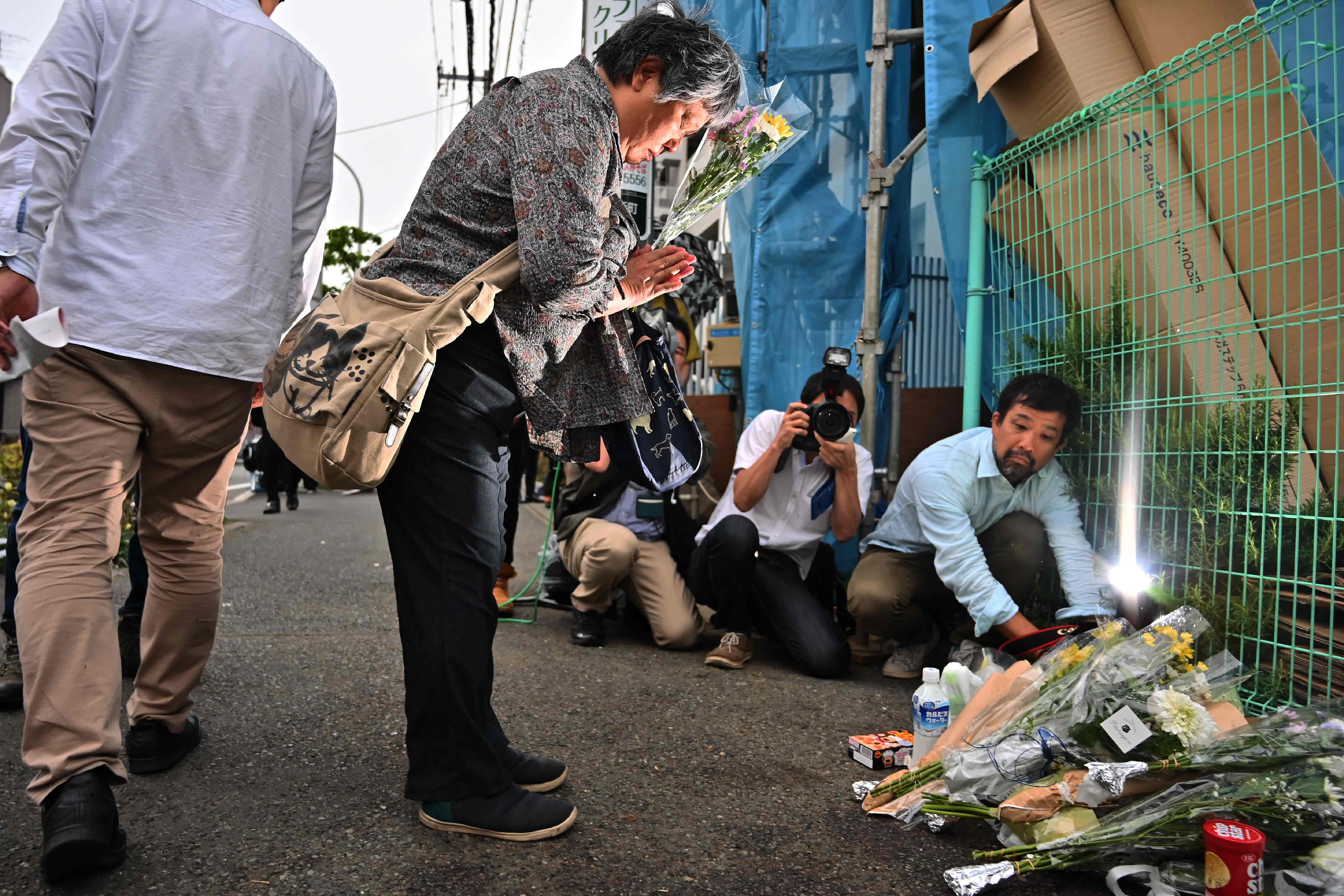 Seorang warga meletakkan bunga di lokasi terjadinya aksi penikaman di Kawasaki, Jepang