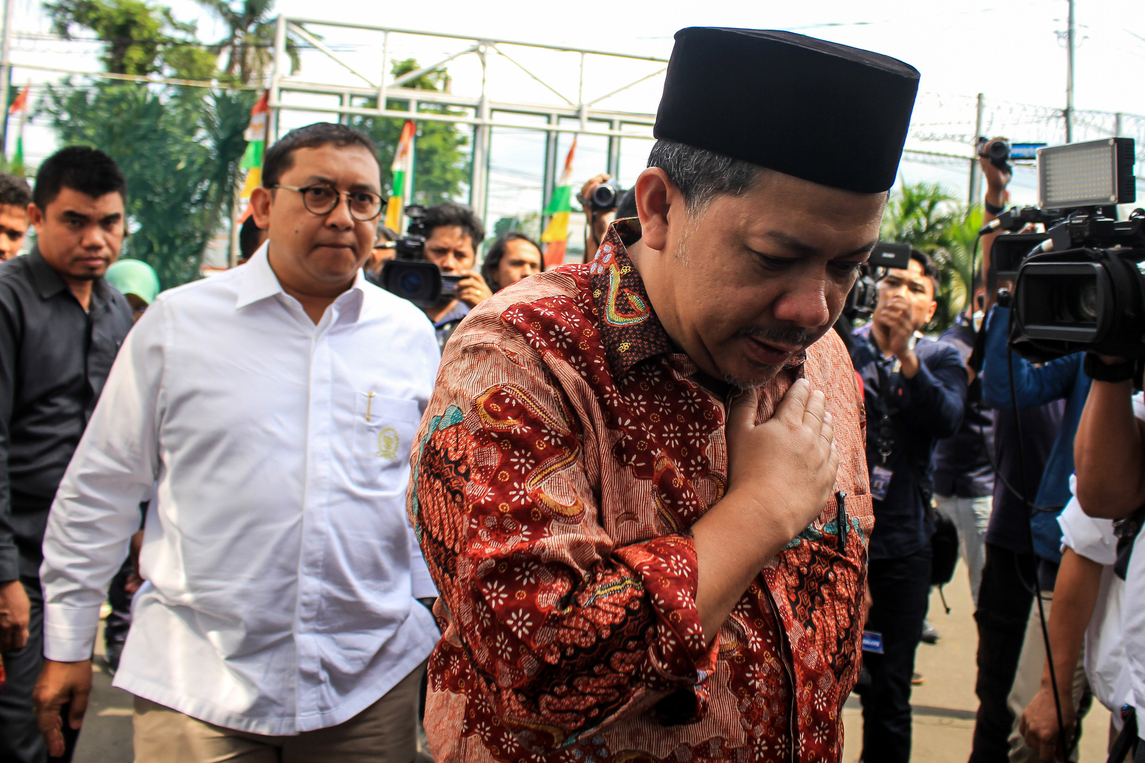  Wakil Ketua DPR Fahri Hamzah (kanan) dan Fadli Zon (kiri) memberikan keterangan kepada media saat tiba di Rutan Cipinang