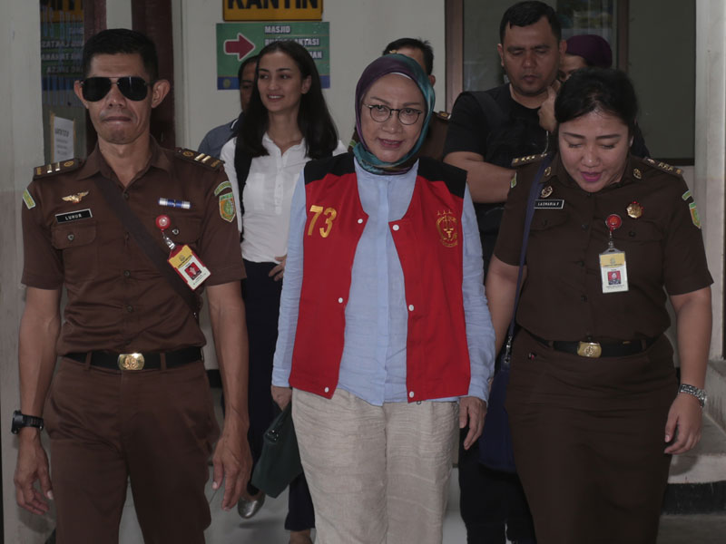 Terdakwa kasus dugaan penyebaran berita bohong Ratna Sarumpaet (tengah) .