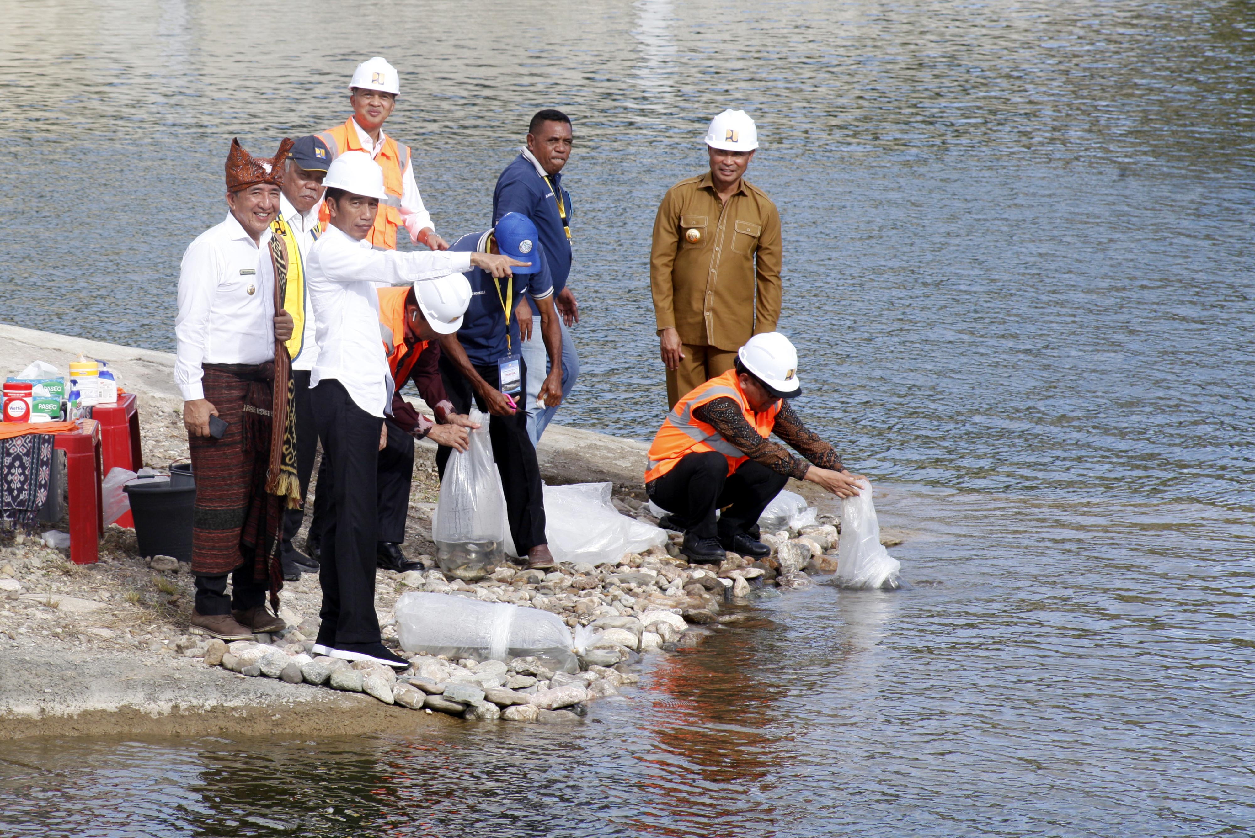 Presiden Joko Widodo (ketiga dari kiri) saat menebar benih ikan pada peresmian Bendungan Rotiklot di Belu, Atambua, NTT, Senin (20/5). 