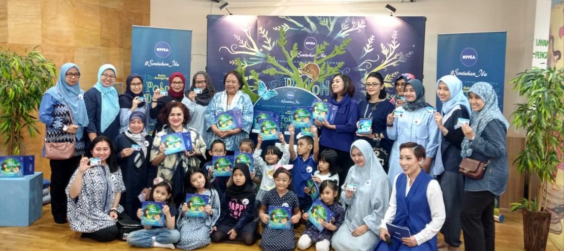 Para ibu yang bergabung dalam gerakan Mendongeng untuk Indonesia