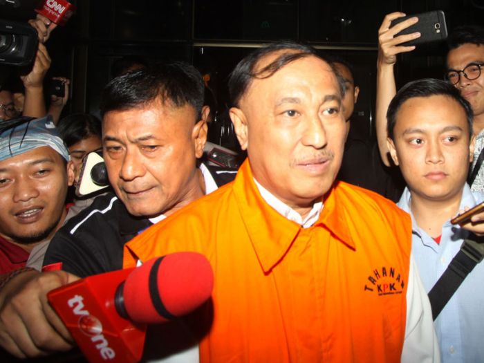 Anggota Komisi VIII DPR dari fraksi Partai Golkar Markus Nari (tengah) dengan menggunakan rompi tahanan KPK