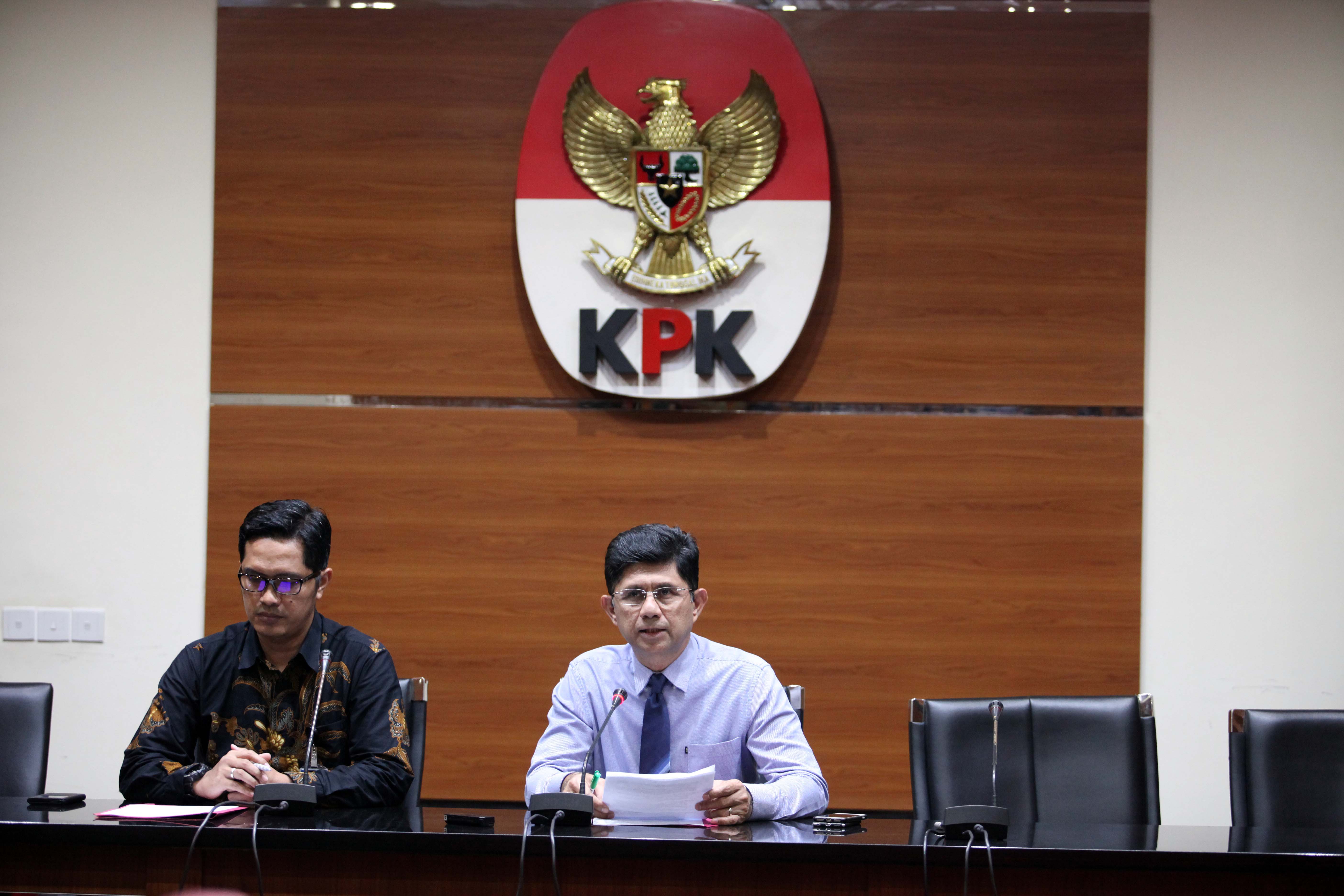 Wakil Ketua KPK Laode M Syarif (kanan) didampingi Juru bicara Febri Diansyah menyampaikan keterangan pers di Gedung KPK