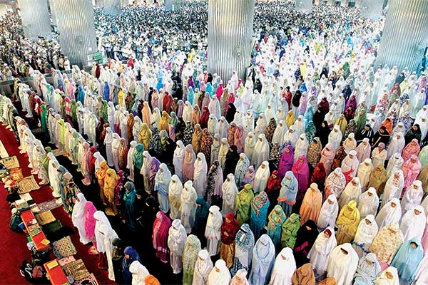 SALAT TARAWIH PERTAMA: Umat Islam menunaikan salat tarawih pertama di Masjid Istiqlal, Jakarta, kemarin. Dalam ceramahnya, Imam Besar Istiql