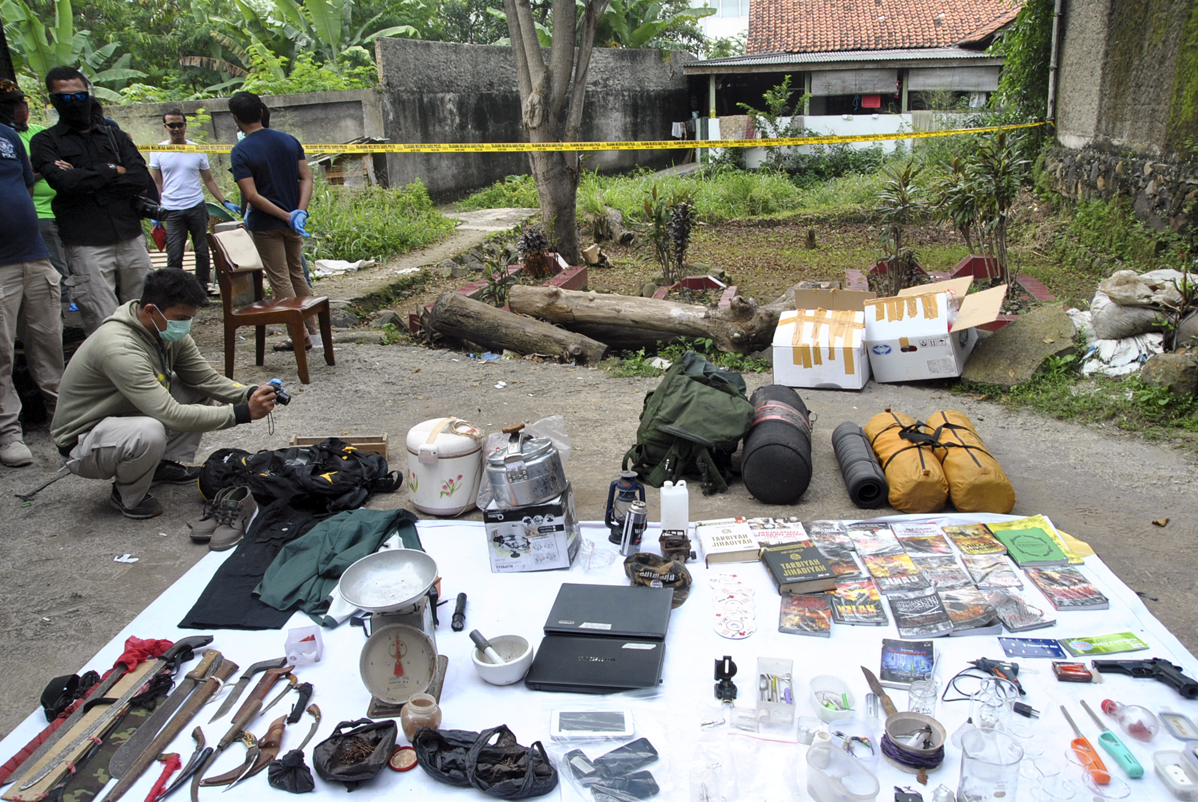 Polisi menggelar barang bukti penggeledahan Teroris di Bogor
