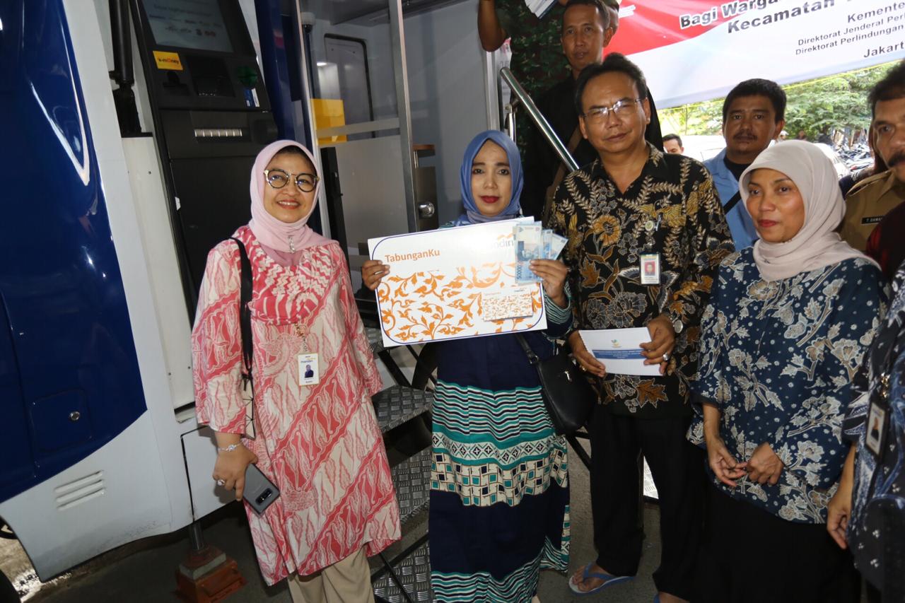 PERWAKILAN Kemensos dan Bank Mandiri menyalurkan bantuan sebesar Rp2,032 miliar di Kelurahan Krukut, Jakbar, Selasa (28/5).