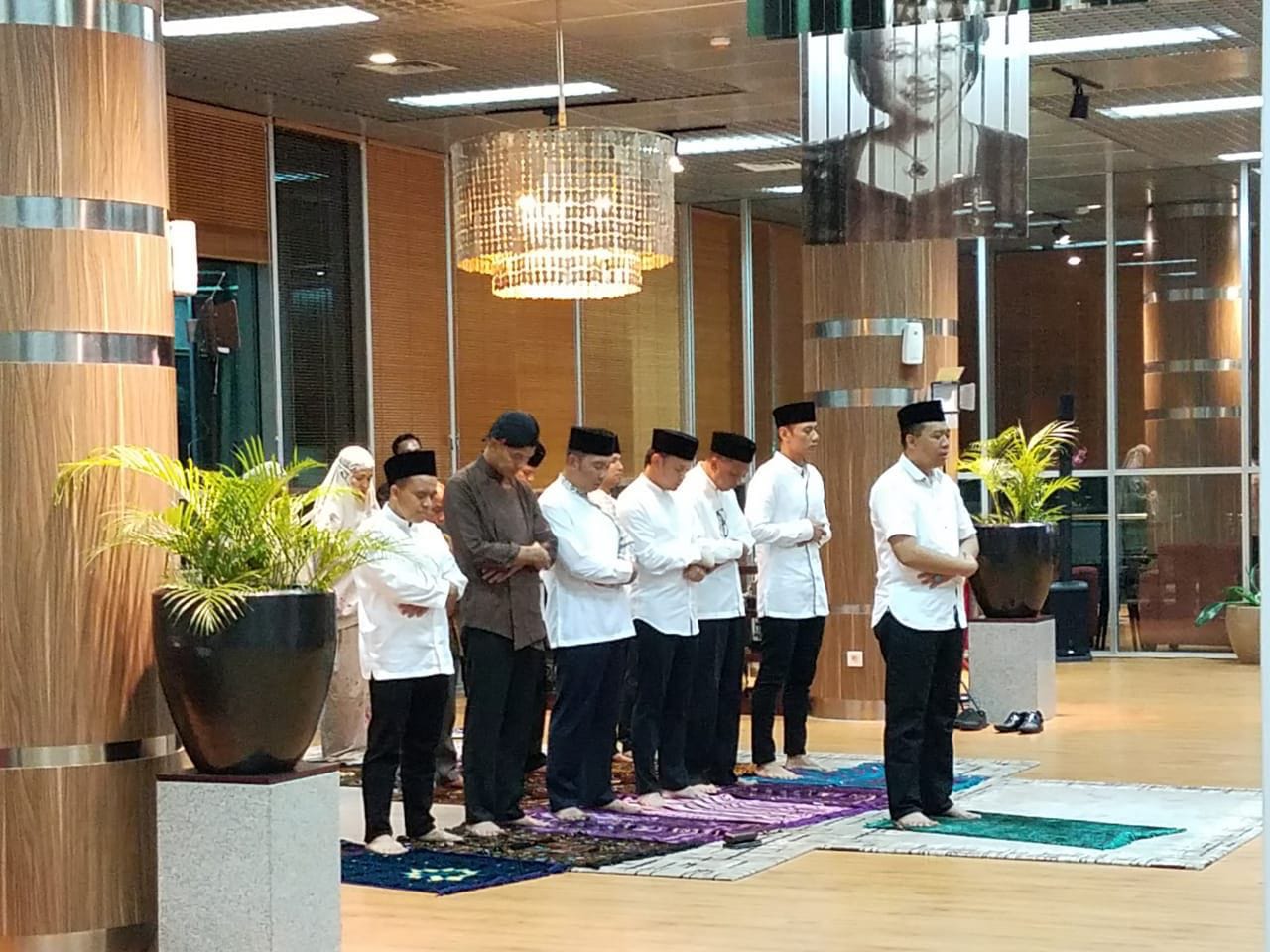 Gubernur NTB Zulkieflimansyah menjadi imam salat magrib pada acara silaturahim tokoh muda Indonesia di Bogor, Jawa Barat, Rabu (15/5).