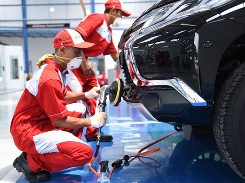 Proses perbaikan kendaraan di fasilitas resmi Mitsubishi Bodi & Cat di diler Mitsubishi 