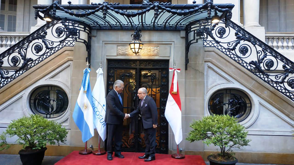 Mendag RI Enggartiasto Lukita dan Menteri Luar Negeri Argentina Jorge Marcelo Faurie di Kantor Kementerian Luar Negeri Argentina. 