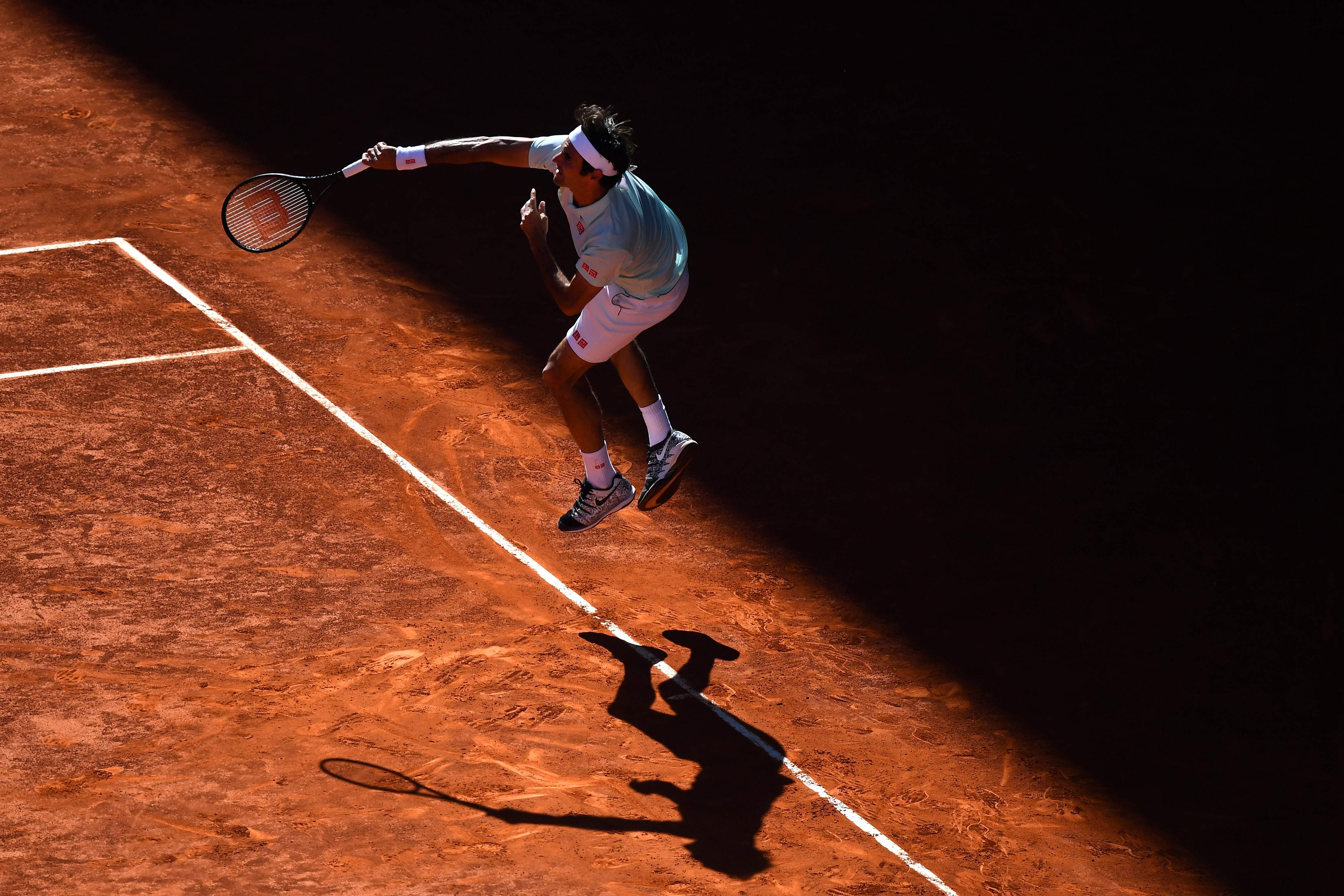 Petenis asal Swiss Roger Federer frustrasi mengejar prestasi di lapangan tanah liat.