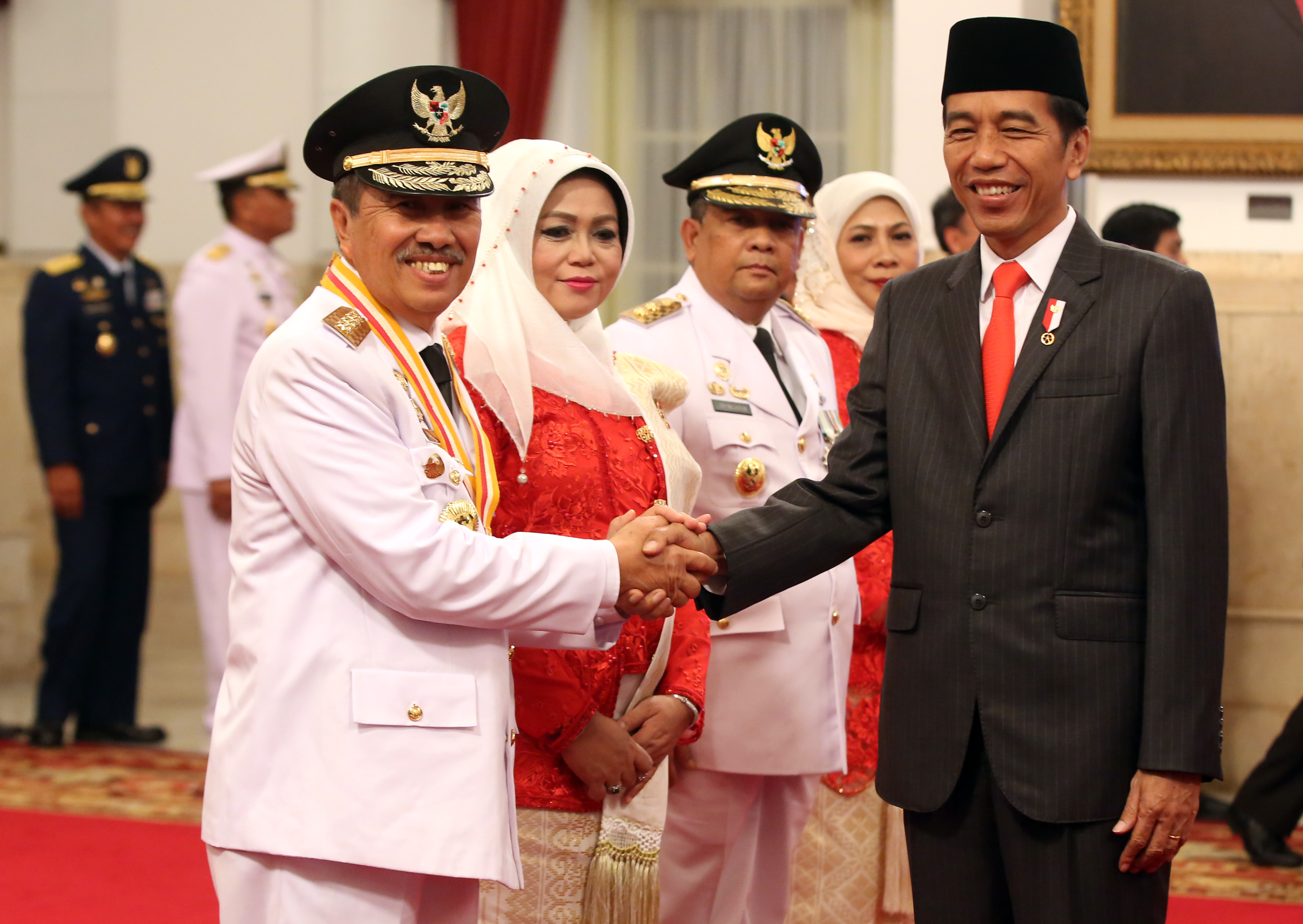 Presiden Joko Widodo memberi ucapan selamat kepada Gubernur Riau Syamsuar dan Wakil Gubernur Riau Edy Natar Nasution