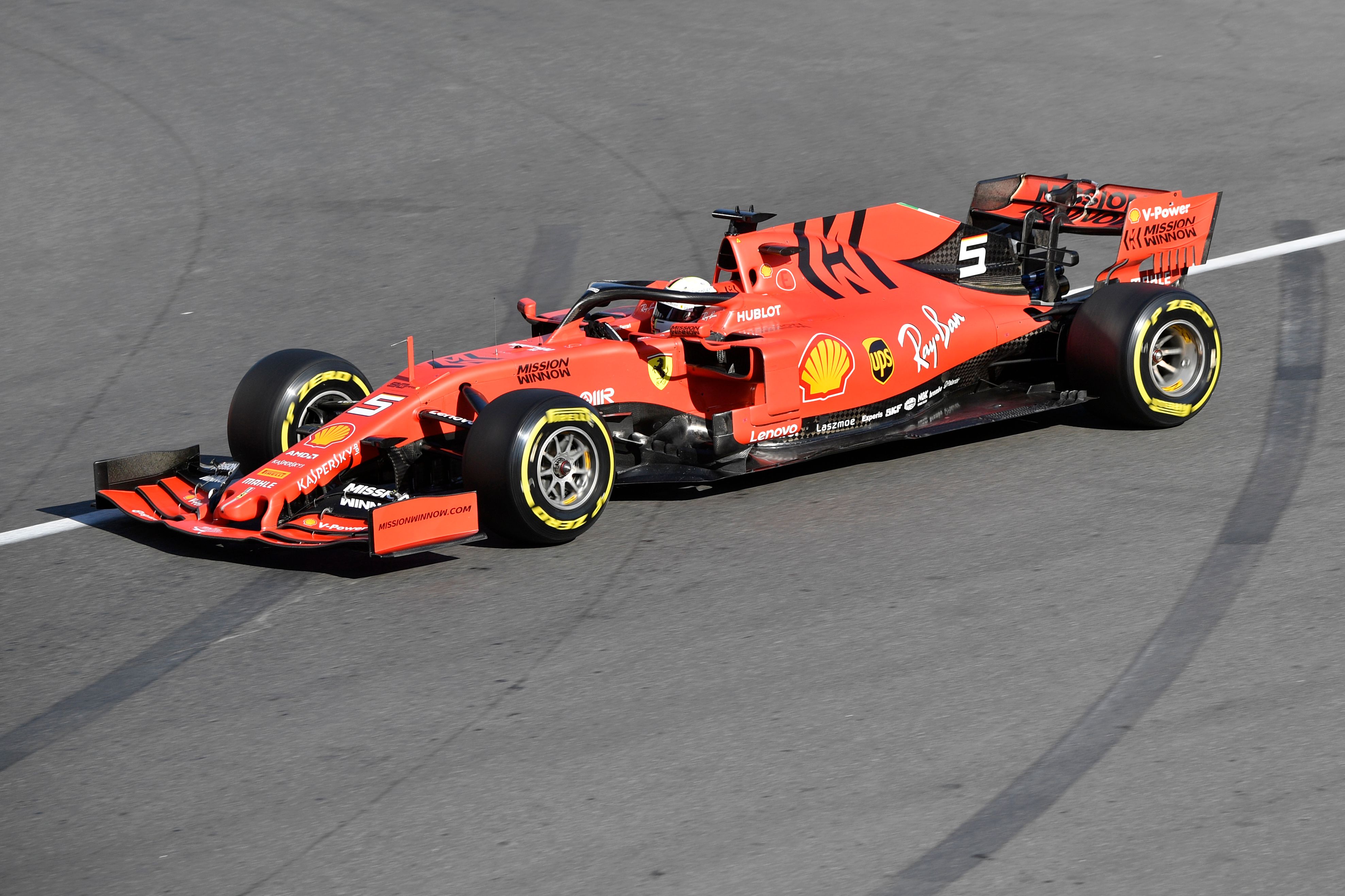 Mobil tim Formula 1 Ferrari yang dikemudikan oleh Sebastian Vettel 