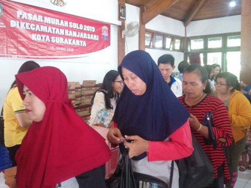 Pasar Murah di Kecamatan Banjarsari Solo.   