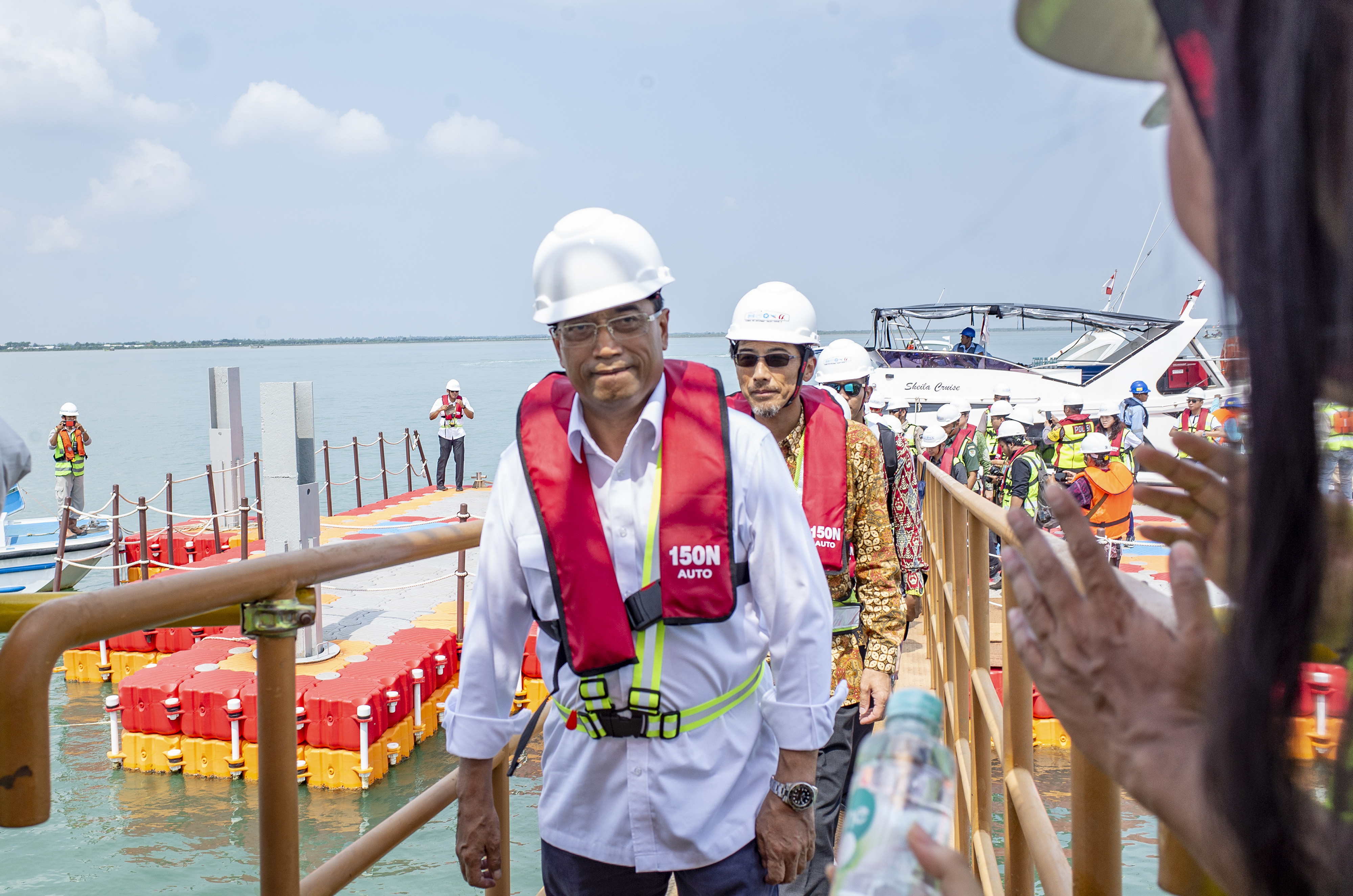 Menteri Perhubungan Budi Karya Sumadi (kiri) meninjau proyek pembangunan Pelabuhan Patimban di Desa Patimban, Subang, Jawa Barat.