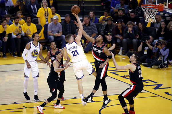 Golden State Warriors menembak bola melawan Evan Turner # 1 dari Portland Trail Blazers selama babak kedua 