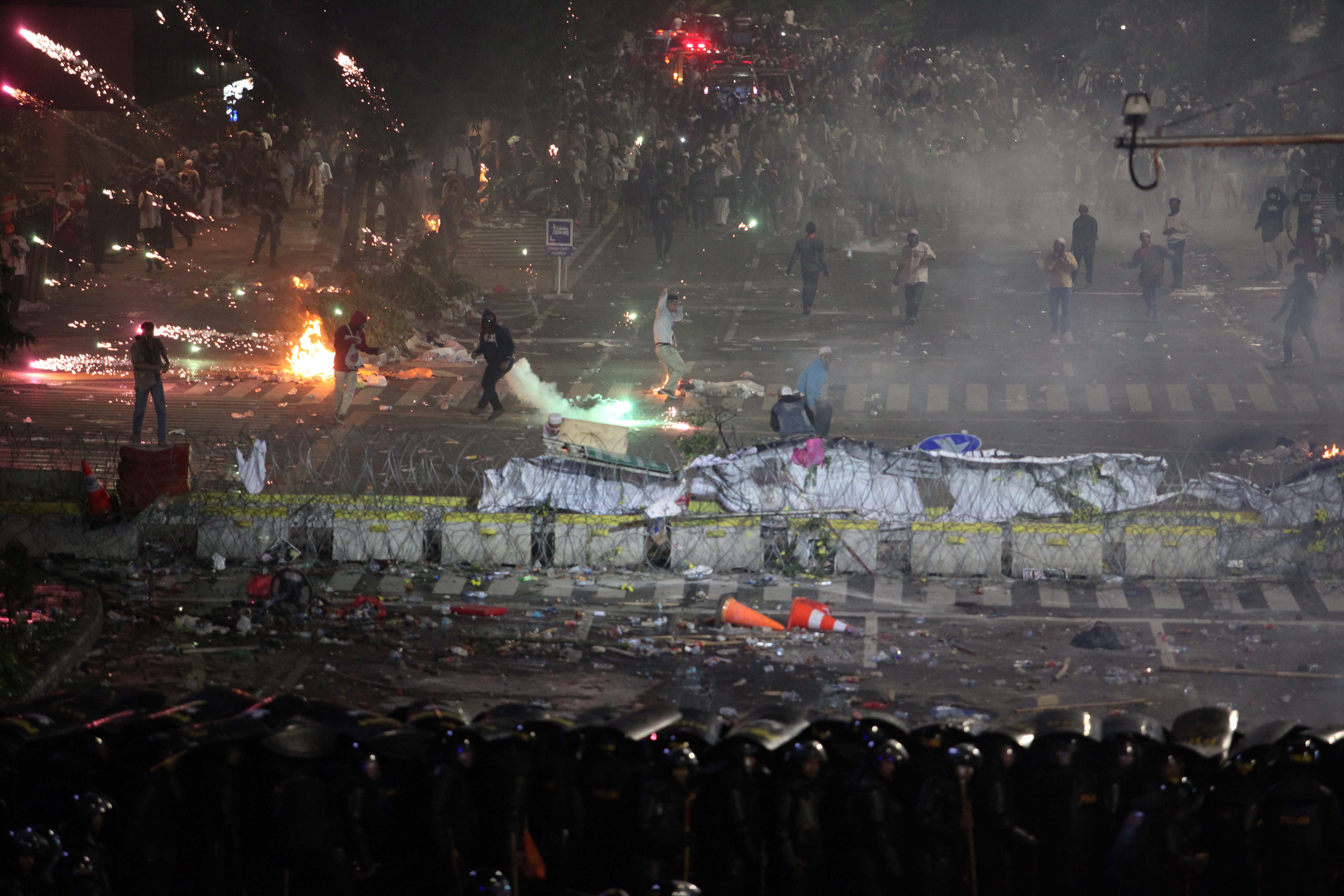 Situasi ketika unjuk rasa di depan Gedung Bawaslu, Jalan Thamrin, Jakarta, Rabu (22/5) malam.
