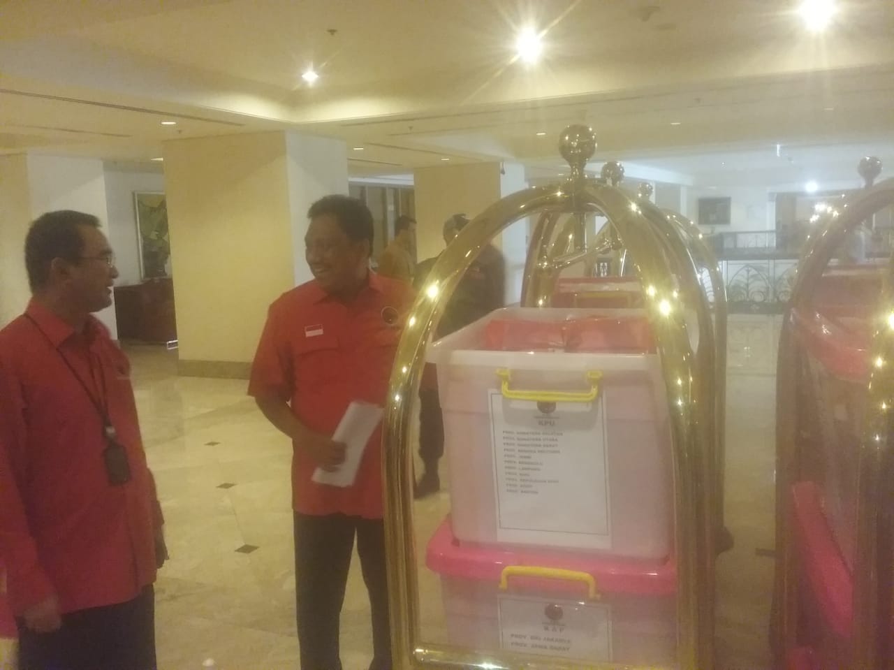 Bendahara Umum PDIP Olly Dondokambey membawa bukti kecurangan 