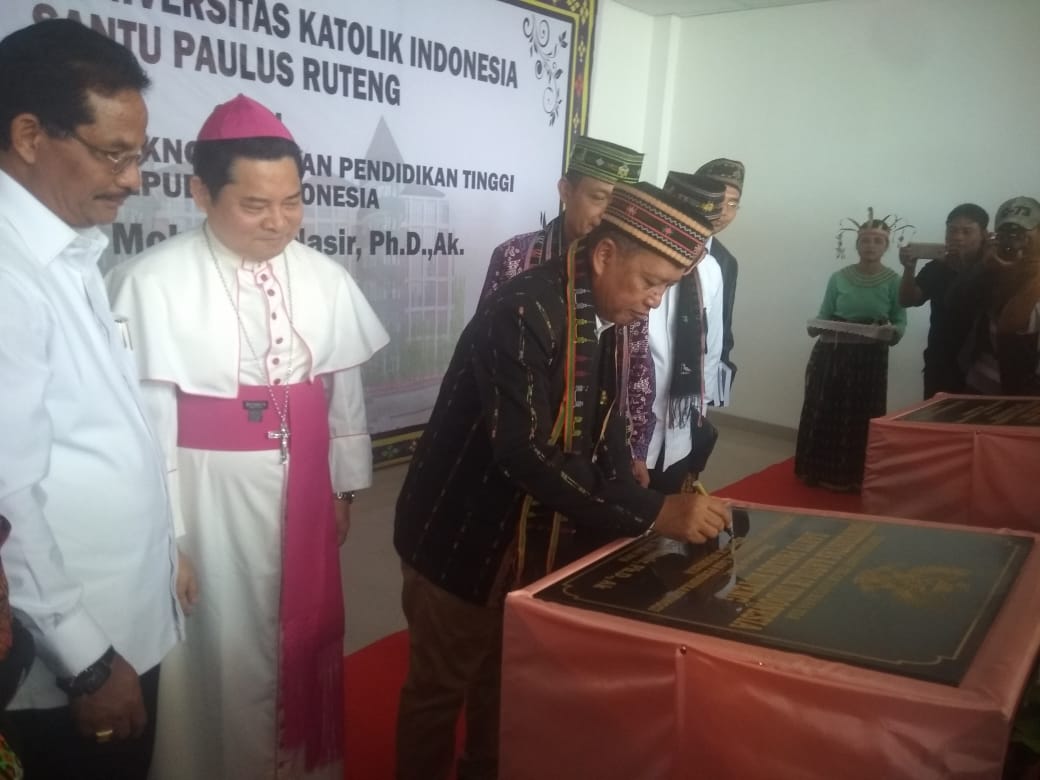 Menristekdikti, M Nasir,meresmikan Universitas Katolik Indonesia (UKI) St. Paulus di Ruteng, Kabupaten Manggarai, Nusa Tenggara Timur (NTT).