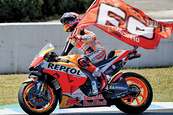 Pembalap Repsol Honda Marc Marquez melakukan selebrasi seusai memenangi Moto-GP Spanyol di Sirkuit Angel Nieto, Jerez de la Frontera