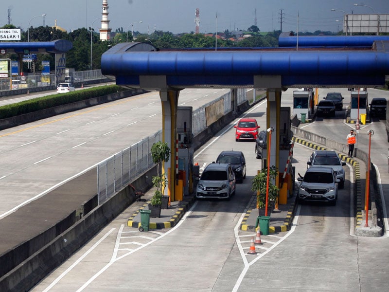 Sejumlah pengendara kendaraan roda empat keluar gerbang Tol Cinere-Jagorawi (Cijago), Depok, Jawa Barat, Jumat (24/5/2019). 