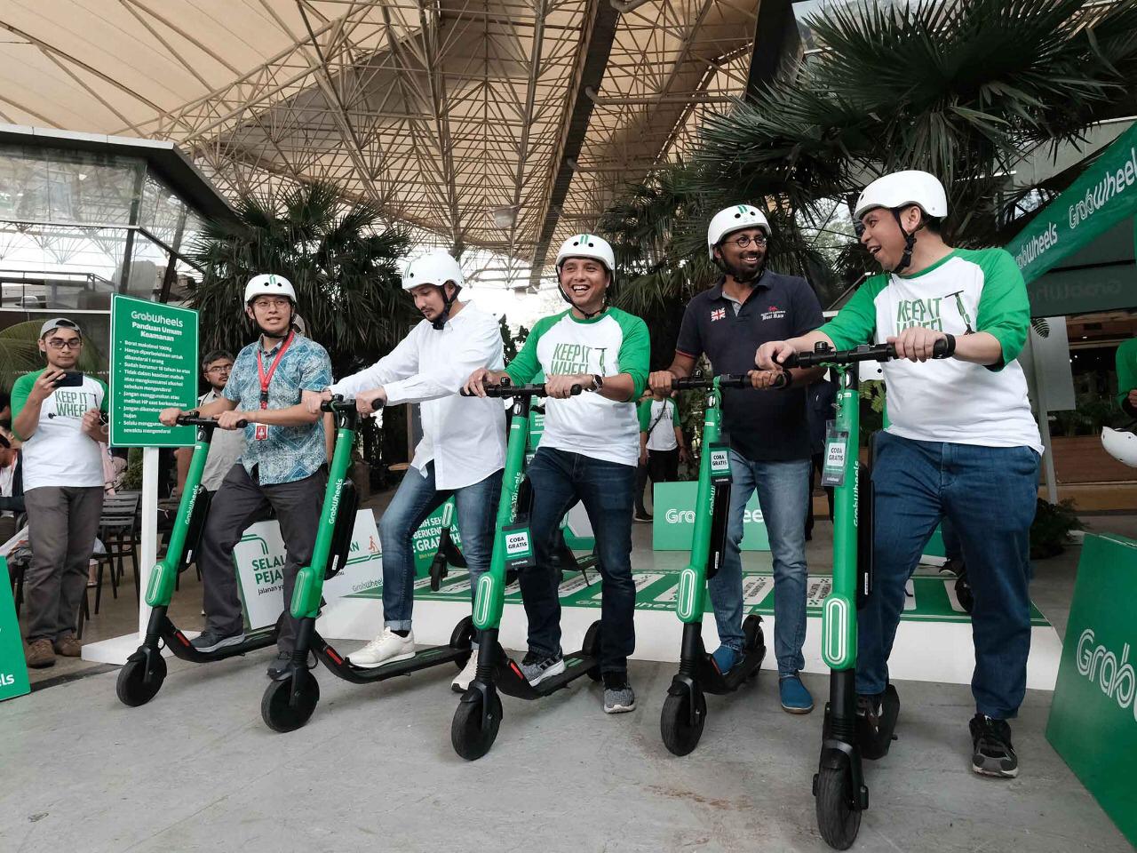 Petinggi Sinarmas Land dan Grab Indonesia mencoba GrabWheels