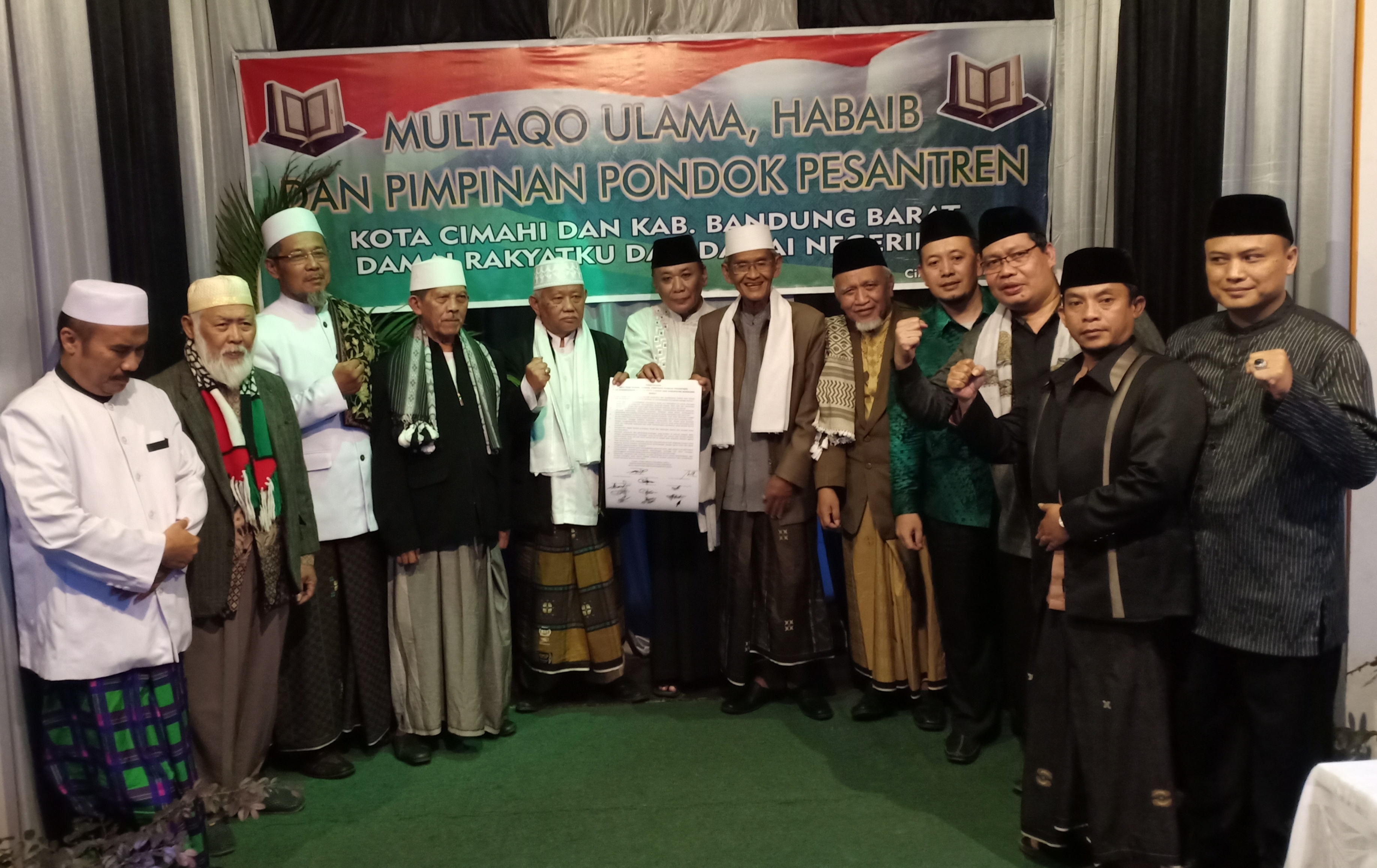 Perwakilan multaqo ulama, habib, dan pimpinan pondok pesantren di Kota Cimahi dan Kabupaten Bandung Barat menunjukan 9 poin deklarasi damai.