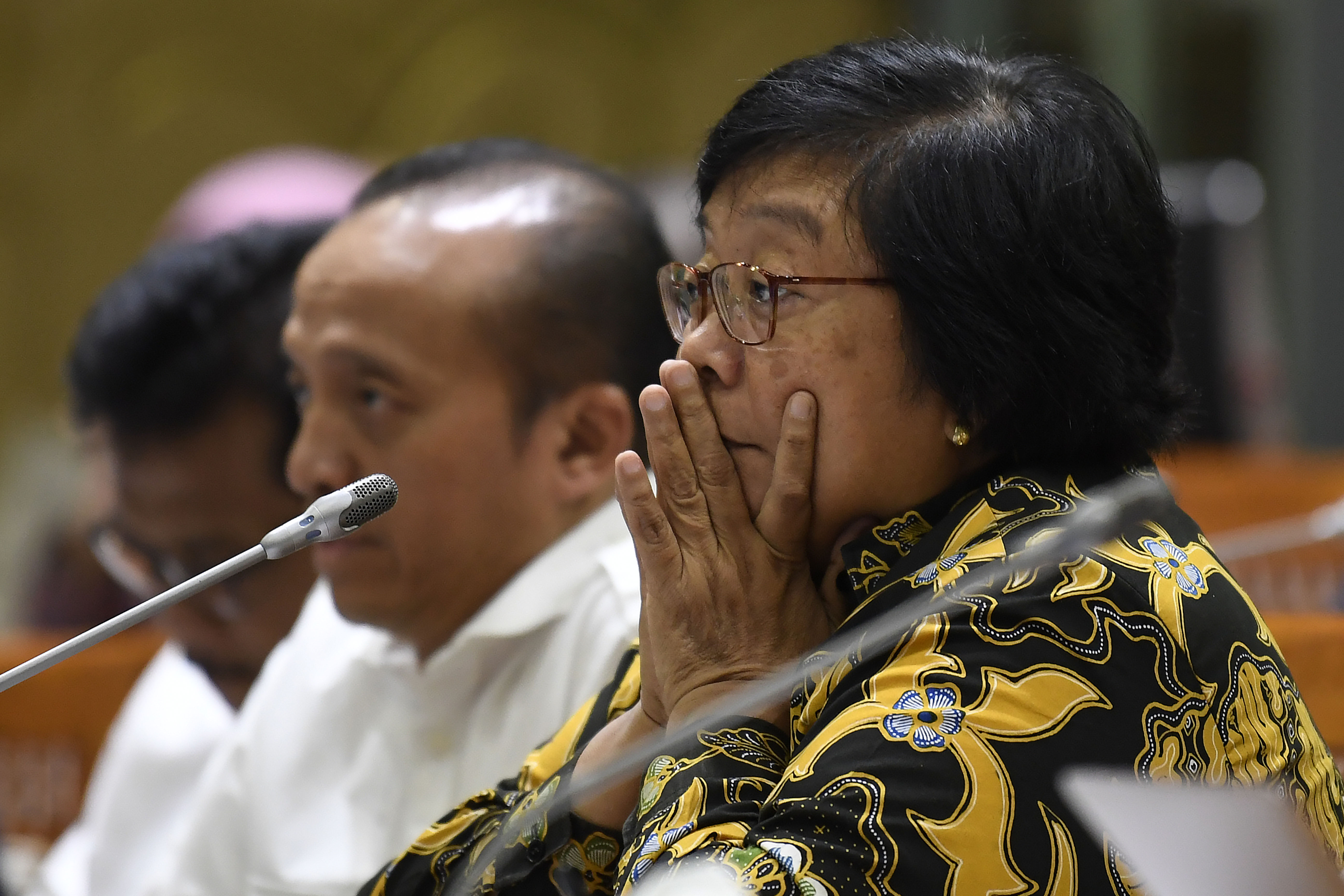 Menteri LHK Siti Nurbaya (kanan) saat rapat kerja dengan Komisi VII DPR di Kompleks Parlemen Senayan, Jakarta, Rabu (15/5).