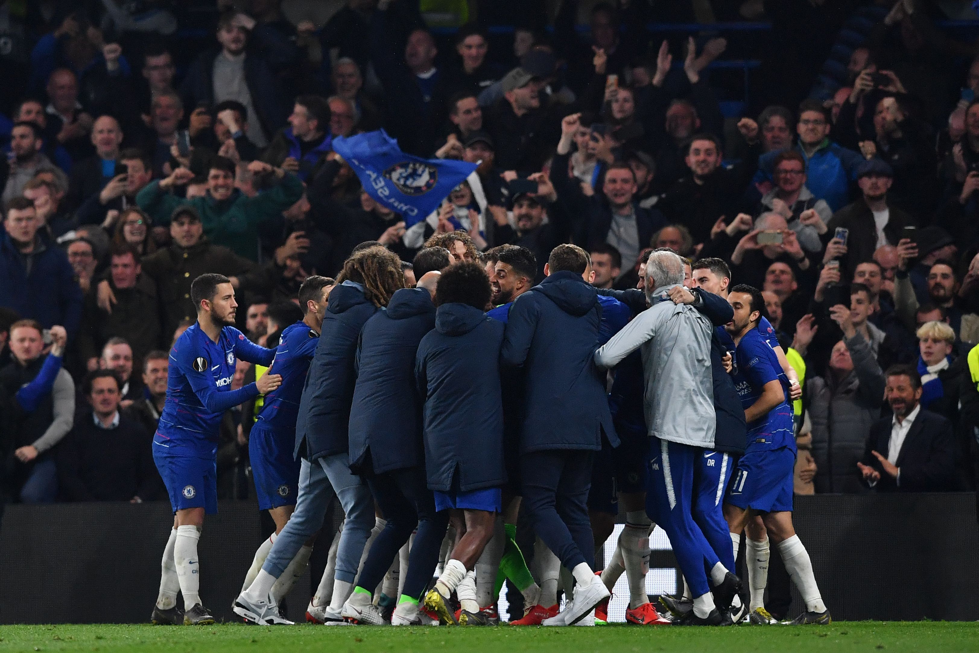 Para pemain Chelsea merayakan keberhasilan mereka melaju ke final Liga Europa berkat kemenangan adu penalti atas Eintrahct Frankfurt