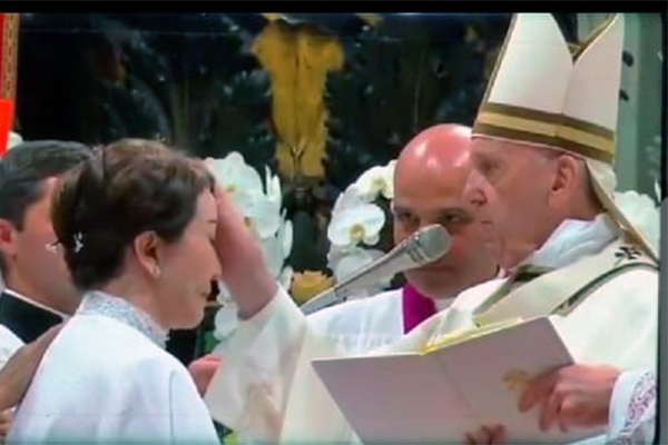 Anastasia Clara Tjia saat dibaptis Paus Fransiskus, pada perayaan Paskah 2019 di Vatikan.