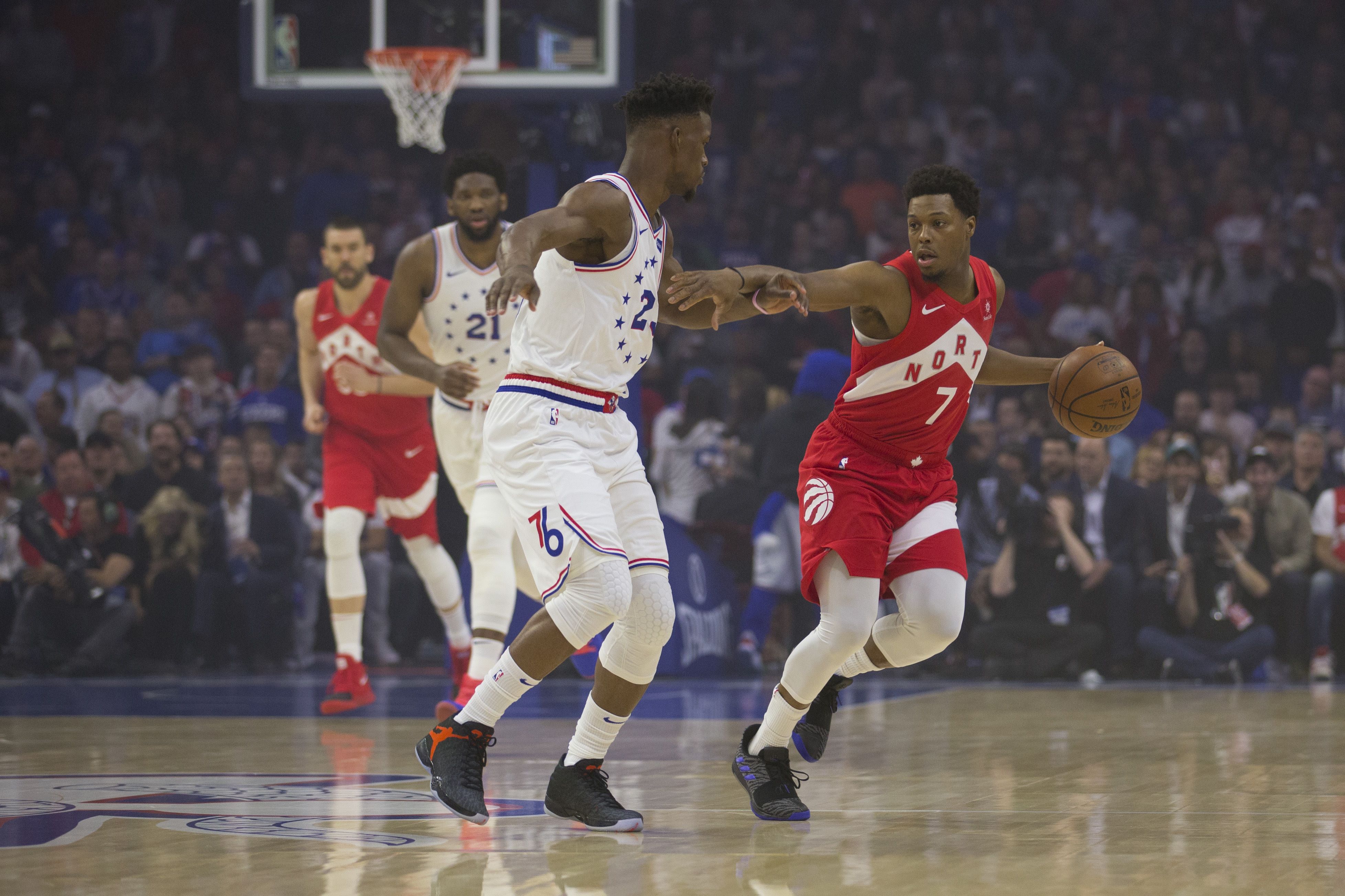 Pemain Toronto Raptors Kyle Lowry berusaha melewati penjagaan pemain Philadelphia 76ers Jimmy Butler di Gim 6 playoff NBA