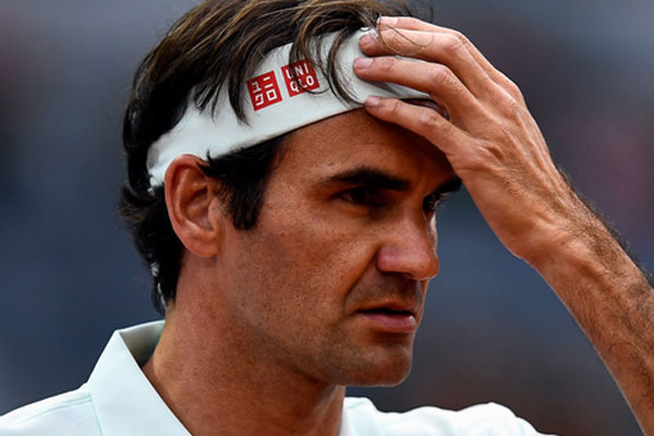 Roger Federer dari Swiss bereaksi selama putaran 64 pertandingan tenis ATP Madrid Terbuka melawan Richard Gasquet dari Prancis  