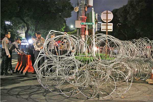 Personel kepolisian melakukan penutupan Jalan Imam Bonjol di depan Gedung Komisi Pemilihan Umum (KPU) RI, Jakarta, kemarin.