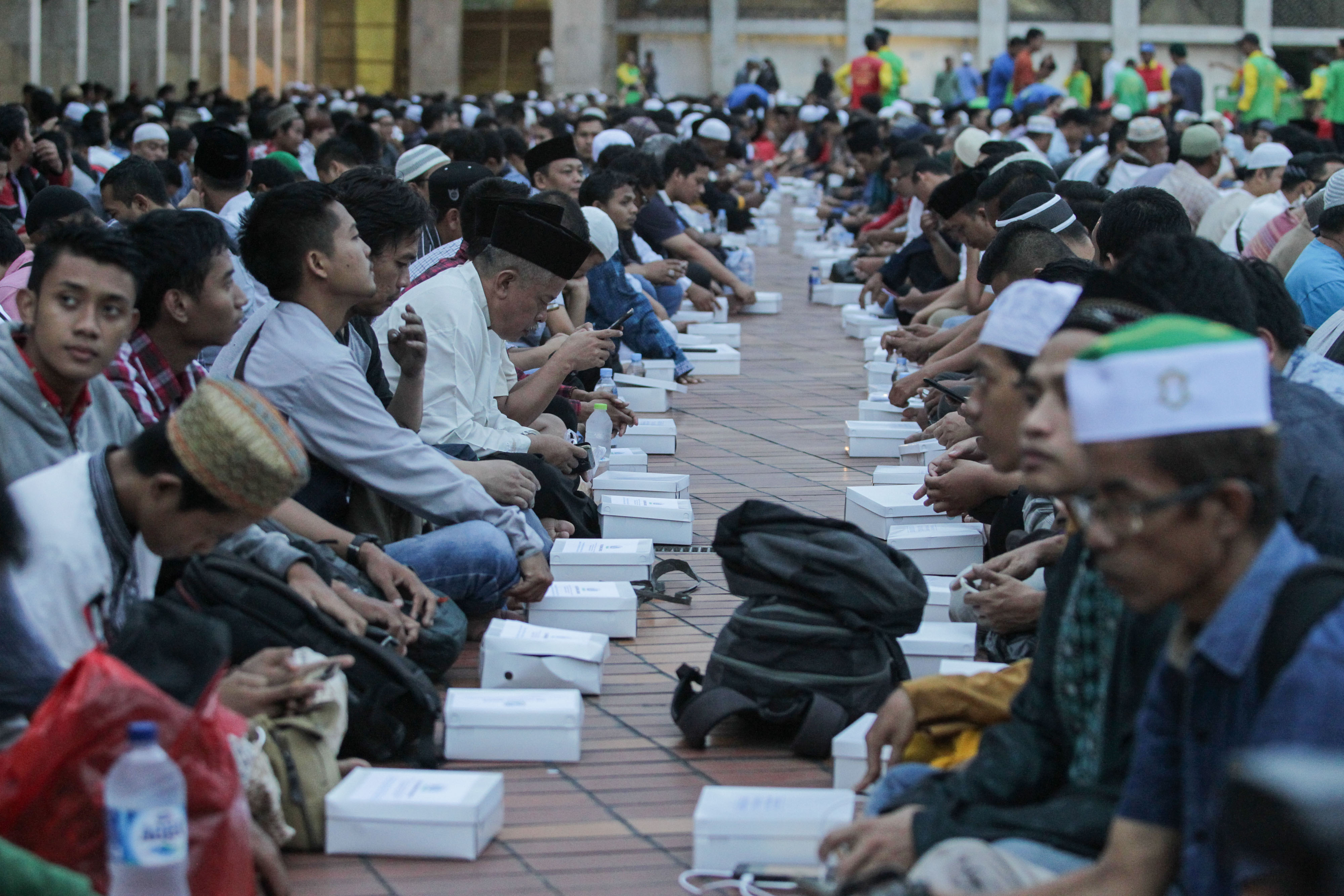  Ribuan umat Islam menunggu waktu bersama di Masjid Islam Istiqal,
