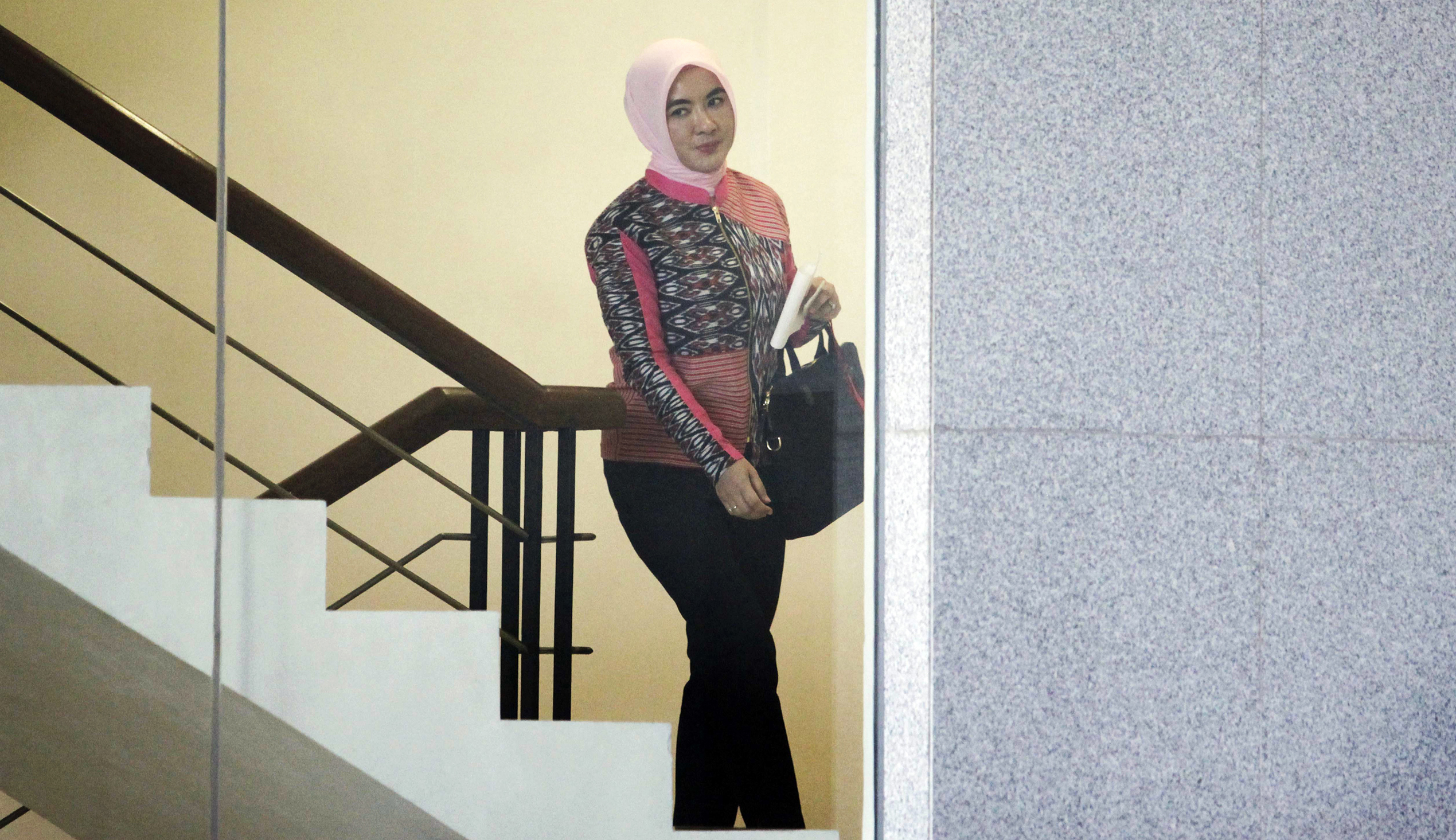 Dirut Pertamina Nicke Widyawati berjalan memasuki Gedung KPK, Jakarta, saat diperiksa pada 17 September lalu.