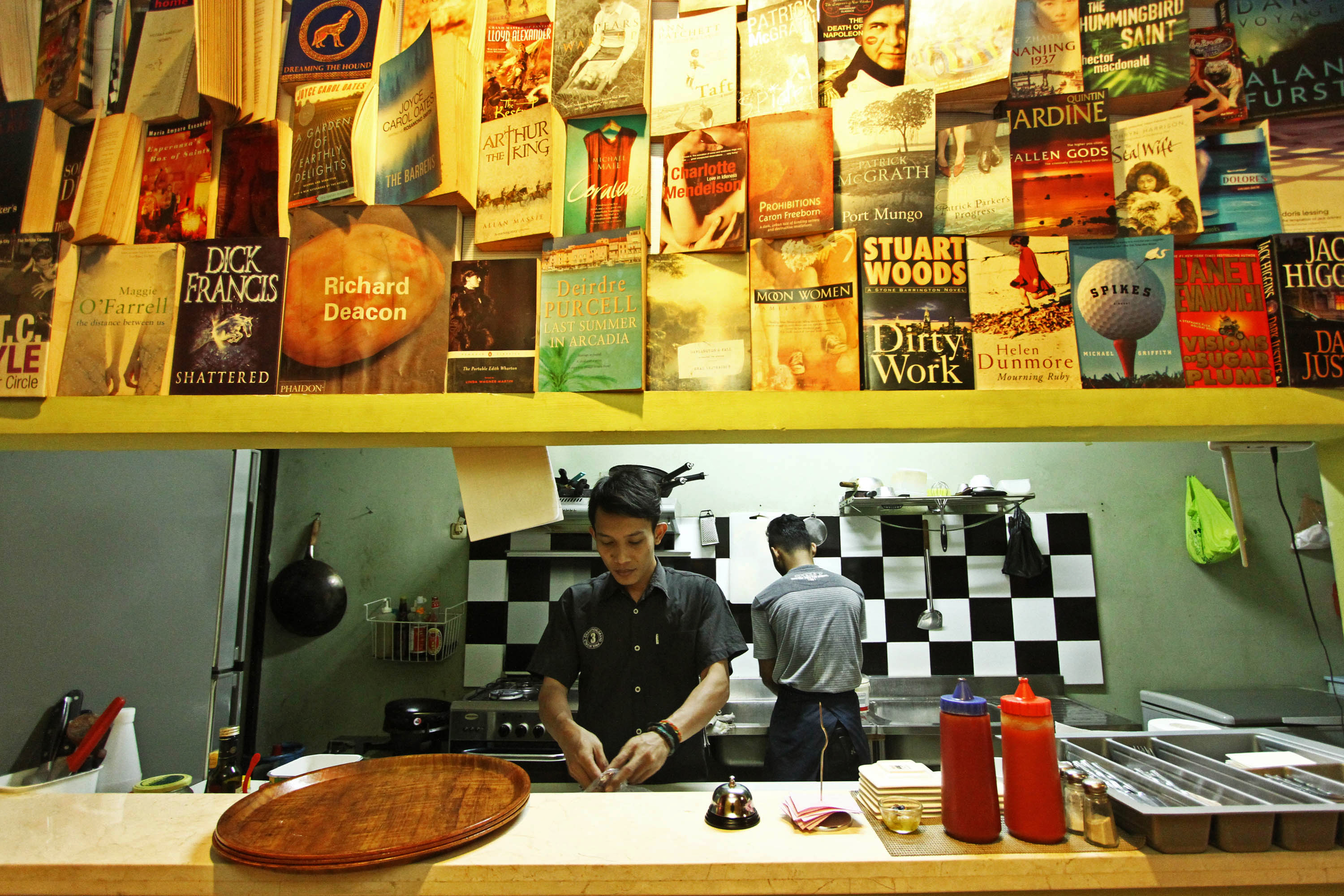  Pelayan mengolah makanan di Kafe Reading Room, Kemang, Jakarta Selatan