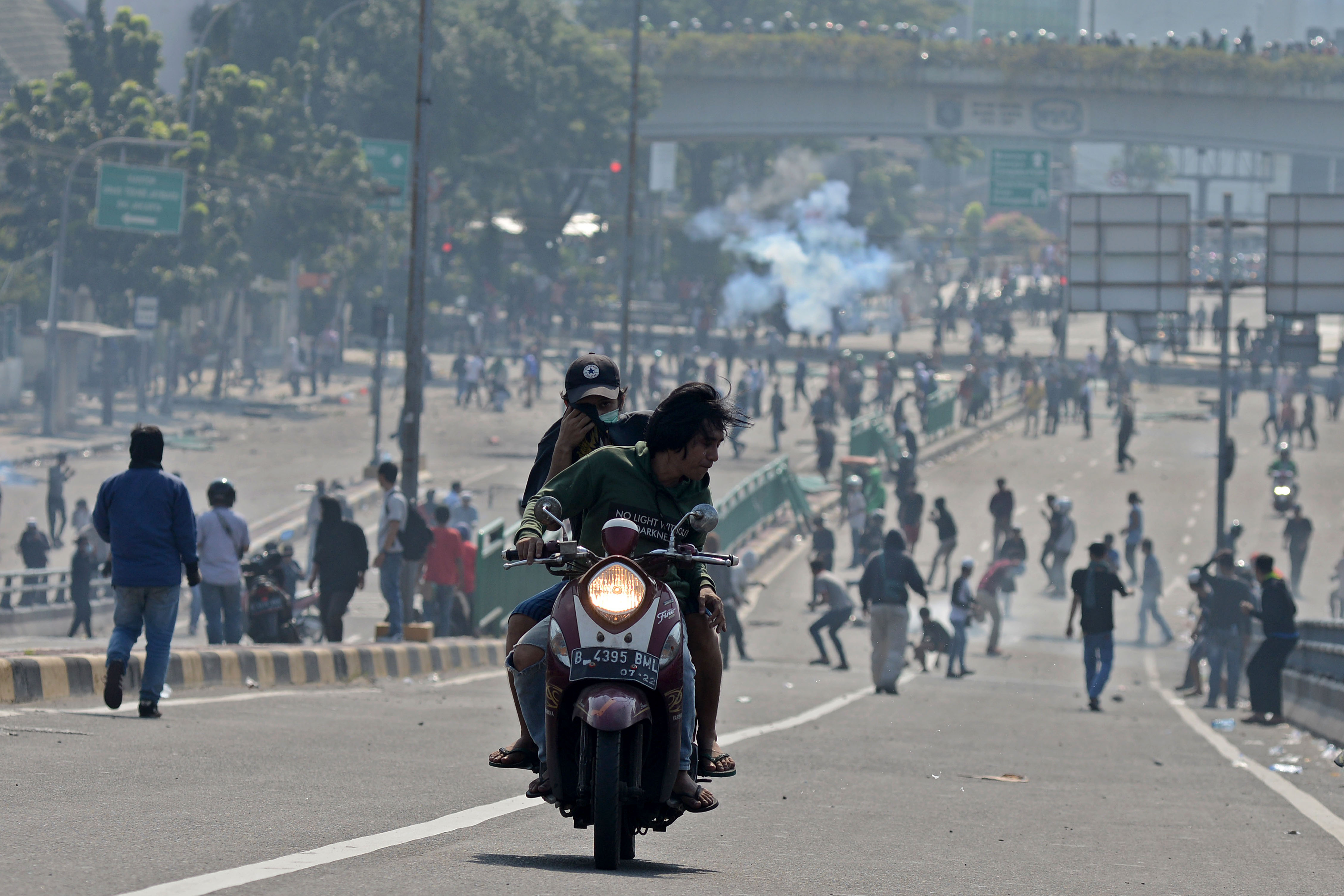 Warga di sekitar kericuhan di kawasan Jati Baru, Tanah Abang, Jakarta, Rabu (22/9).