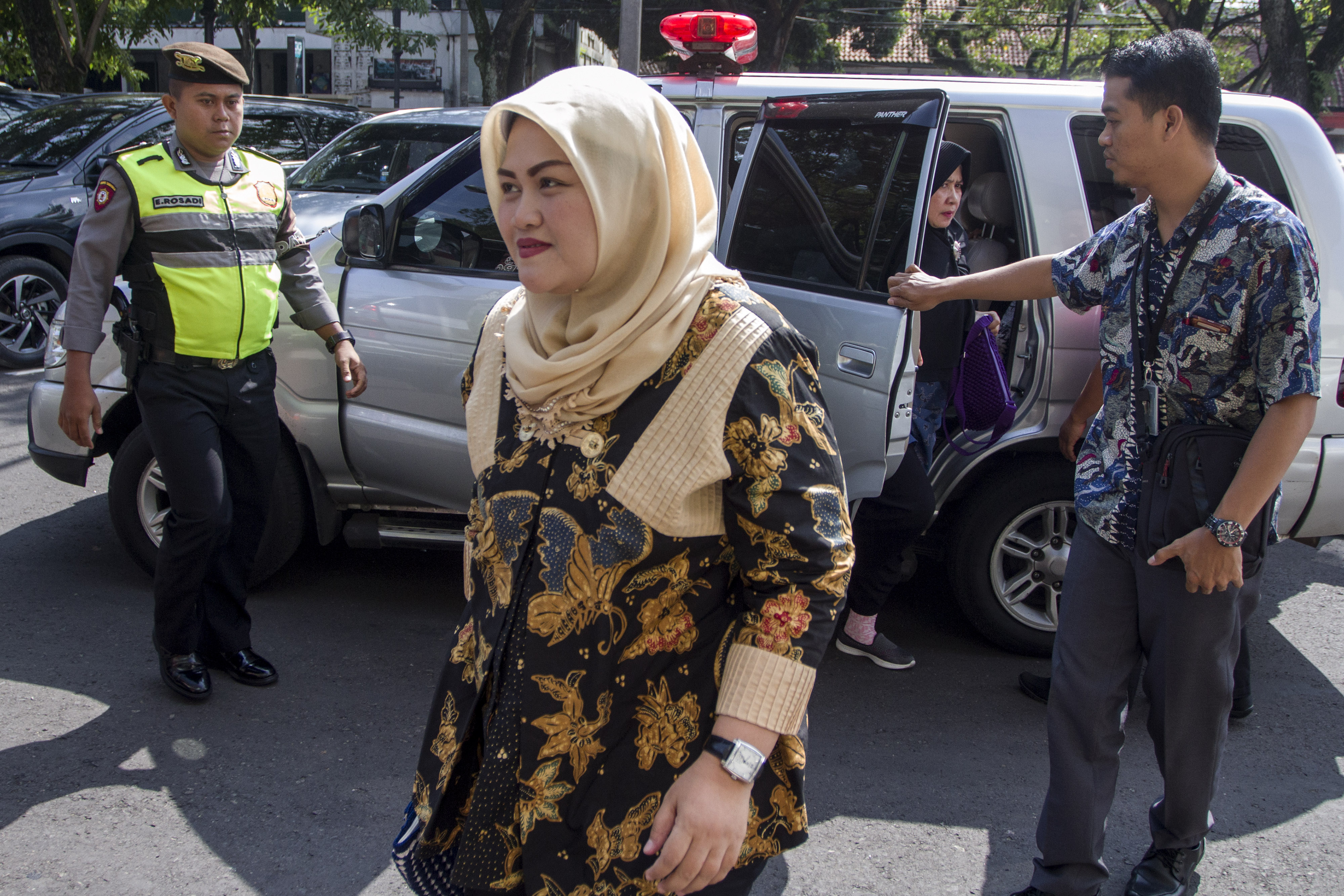 Mantan bupati Bekasi neneng Hasanah Yasin saat berjlana ke Pengadilan negri Bandung untuk mendengarkan sidang tuntutan perkara suap Meikarta