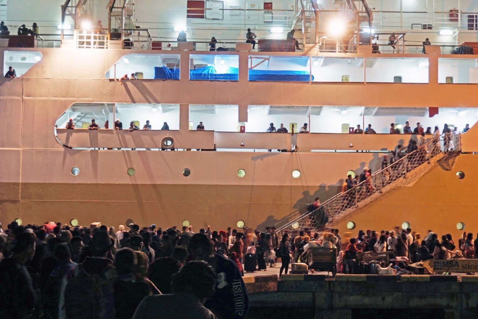 Sejumlah penumpang naik ke kapal yang akan berangkat dari Pelabuhan Pantoloan di Palu, Sulawesi Tengah.
