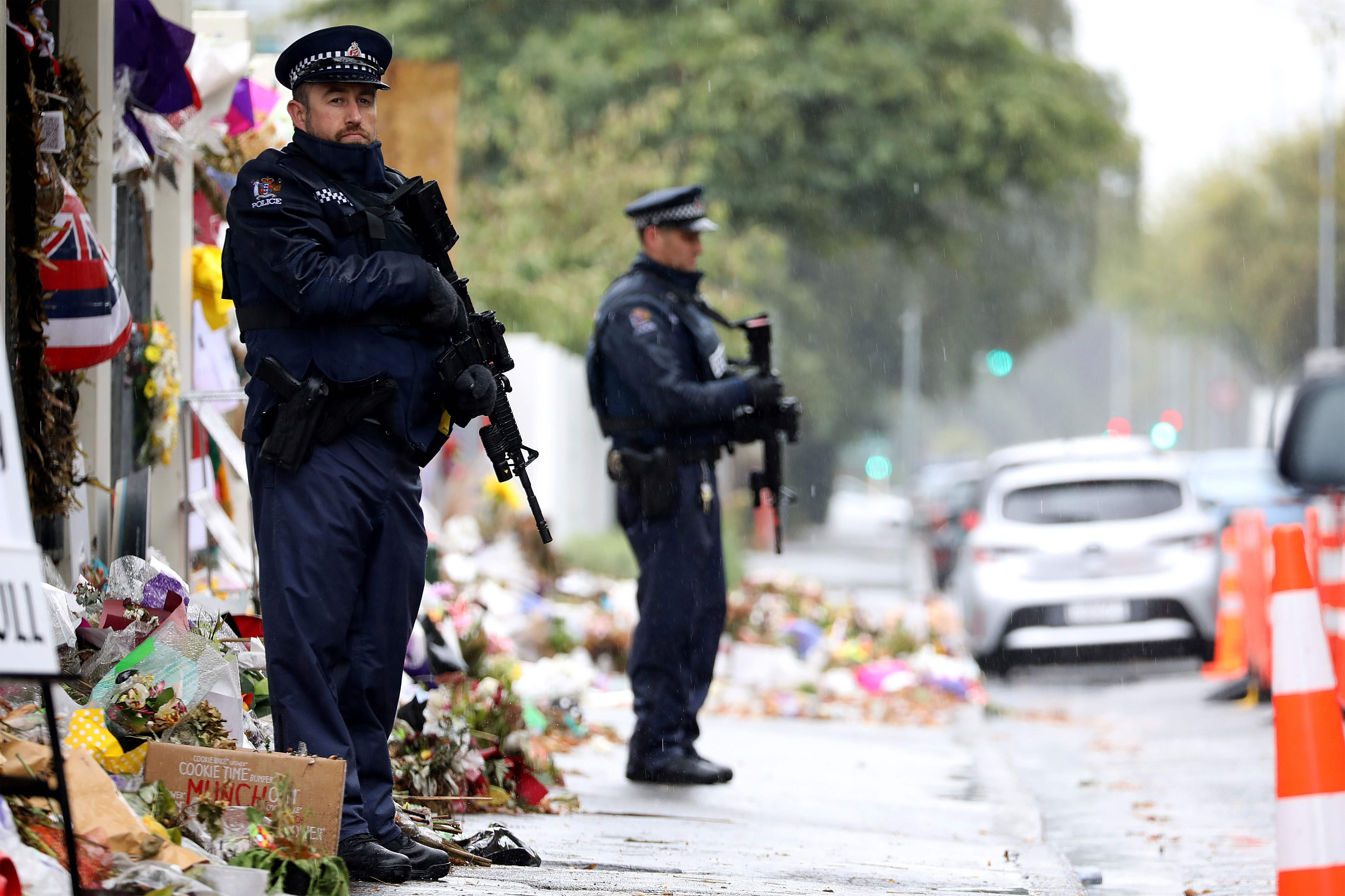 Polisi berjaga di depan masjid Al Noor di Christchurch, Selandia Baru, pascapenembakan yang menewaskan 51 orang di dua masjid di kota itu.
