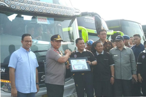 Anies Lepas rombongan pemudik: Gubernur DKI Jakarta Anies Baswedan bersama Kapolda Metro Jaya Irjen Gatot Eddy Pramono