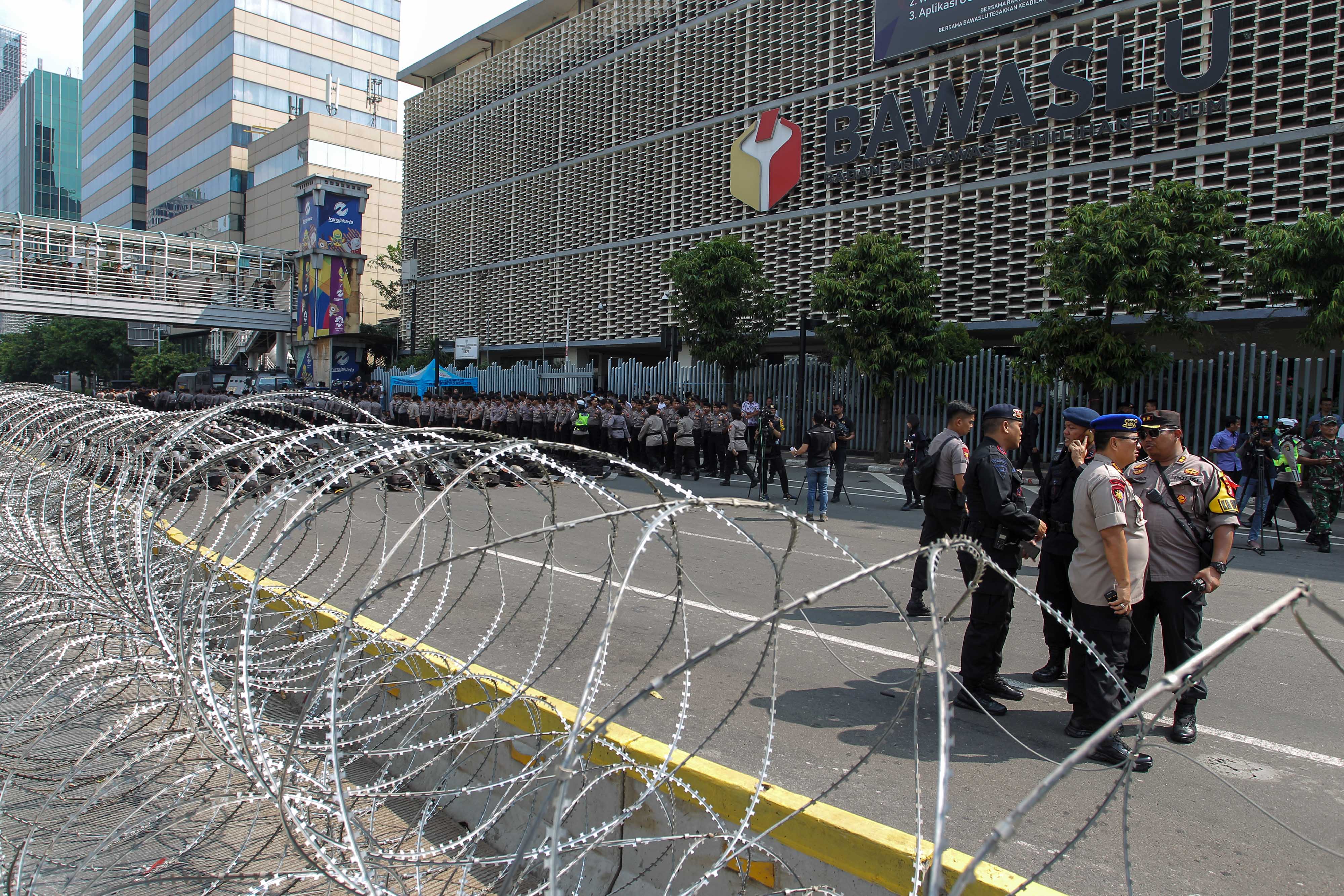  Sejumlah Polisi melakukan pengamanan di kawasan Kantor Bawaslu, Jakarta, Selasa (21/5/2019).