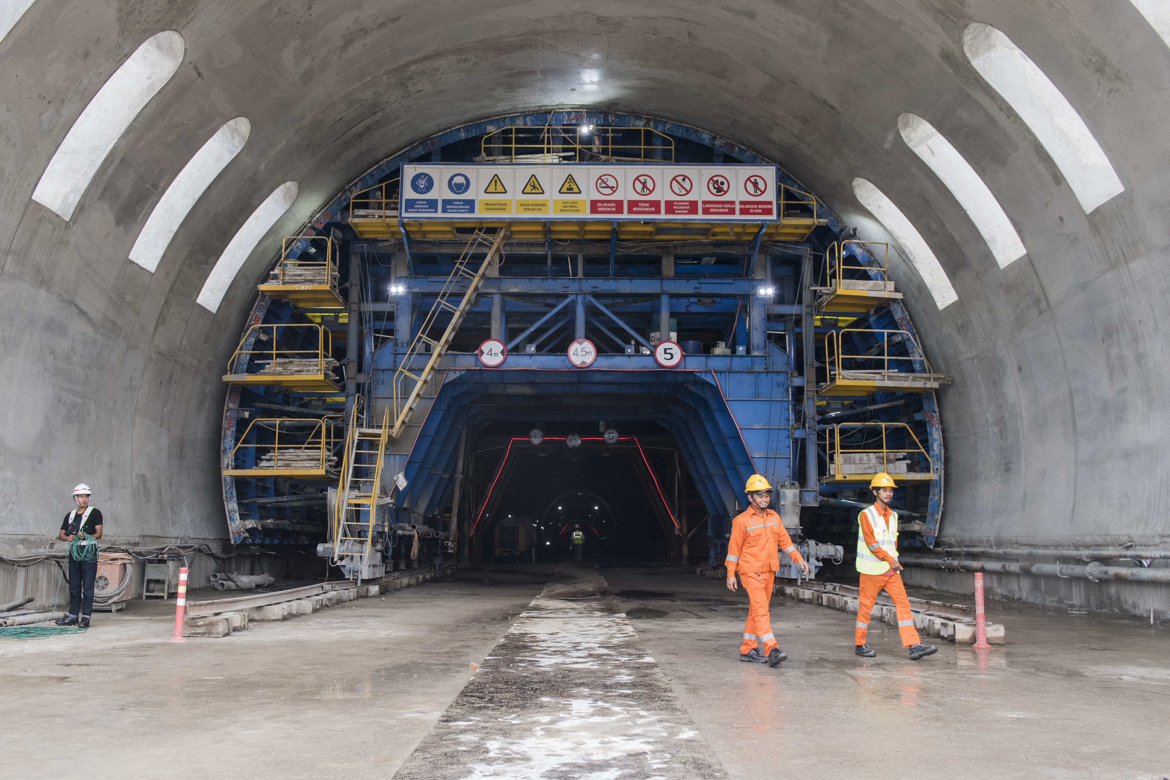 Pembangunan tunnel Walini untuk jalur kereta api cepat Jakarta-Bandung, merupakan kerja sama Indonesia dengan Tiongkok. 