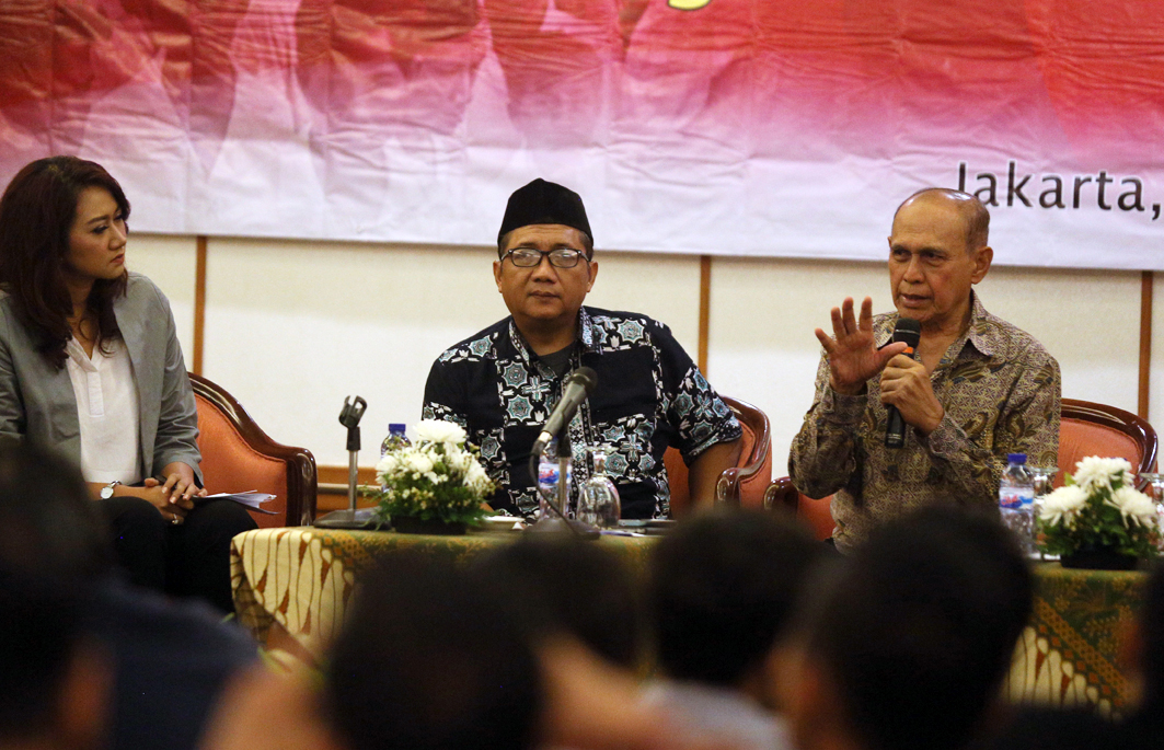 Aktivis Politik Kivlan Zein (kanan), Ketua PBNU KH Marsudi Syuhud (tengah) dan moderator saat diskusi di Jakarta, Selasa (6/3).