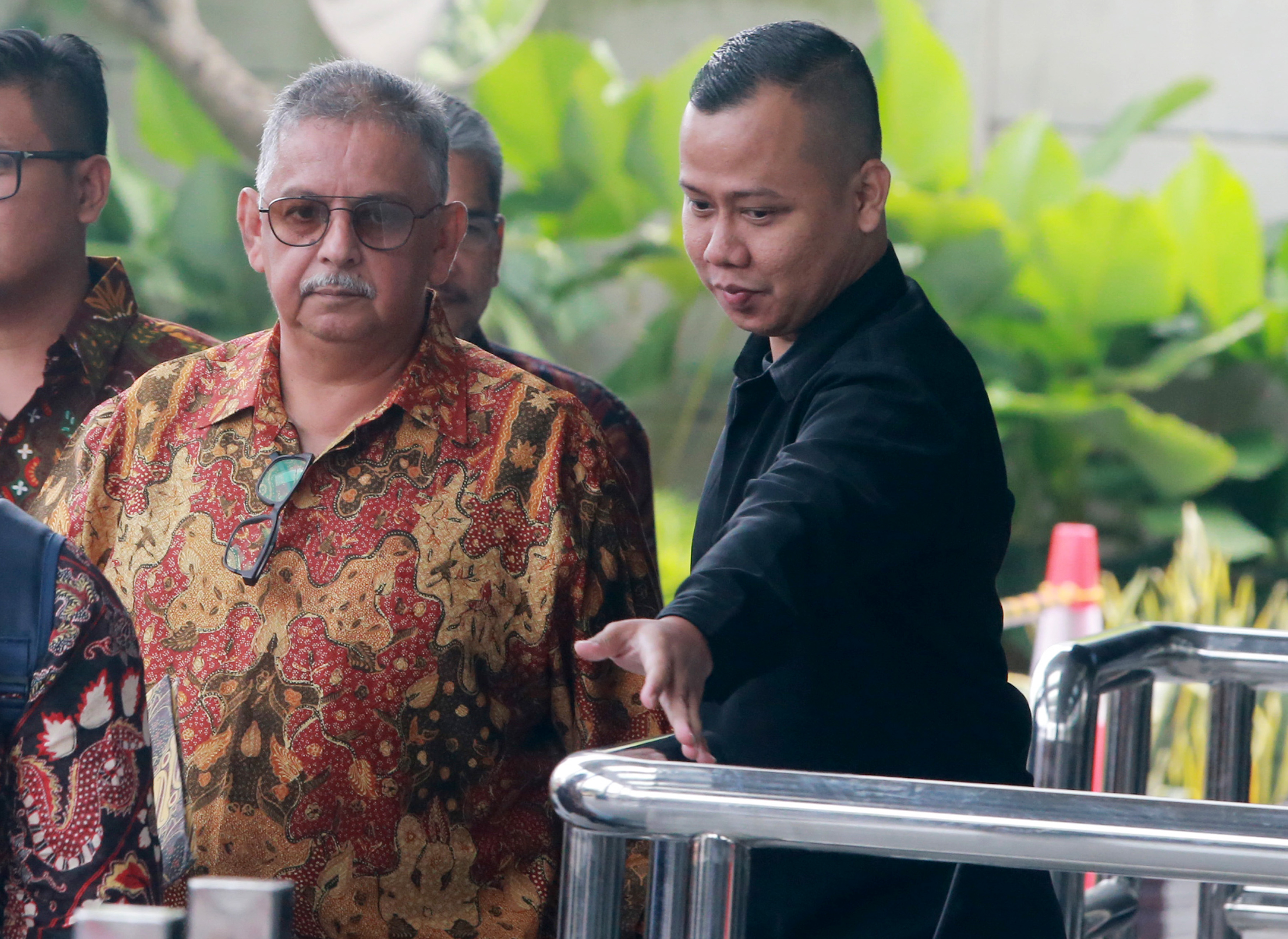 Mantan Direktur Utama PT PLN (Persero) Sofyan Basir (kedua kanan) berjalan memasuki gedung KPK untuk menjalani pemeriksaan.