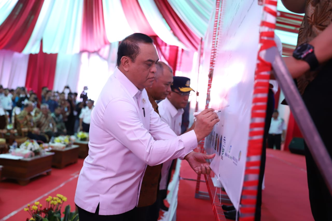 Menteri Pendayagunaan Aparatur Negara dan Reformasi Birokrasi, Syafruddin saat Deklarasi Komitmen bersama Pembangunan Zona Integritas