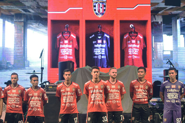 Sejumlah pesepak bola Bali United berpose mengenakan jersey terbaru 