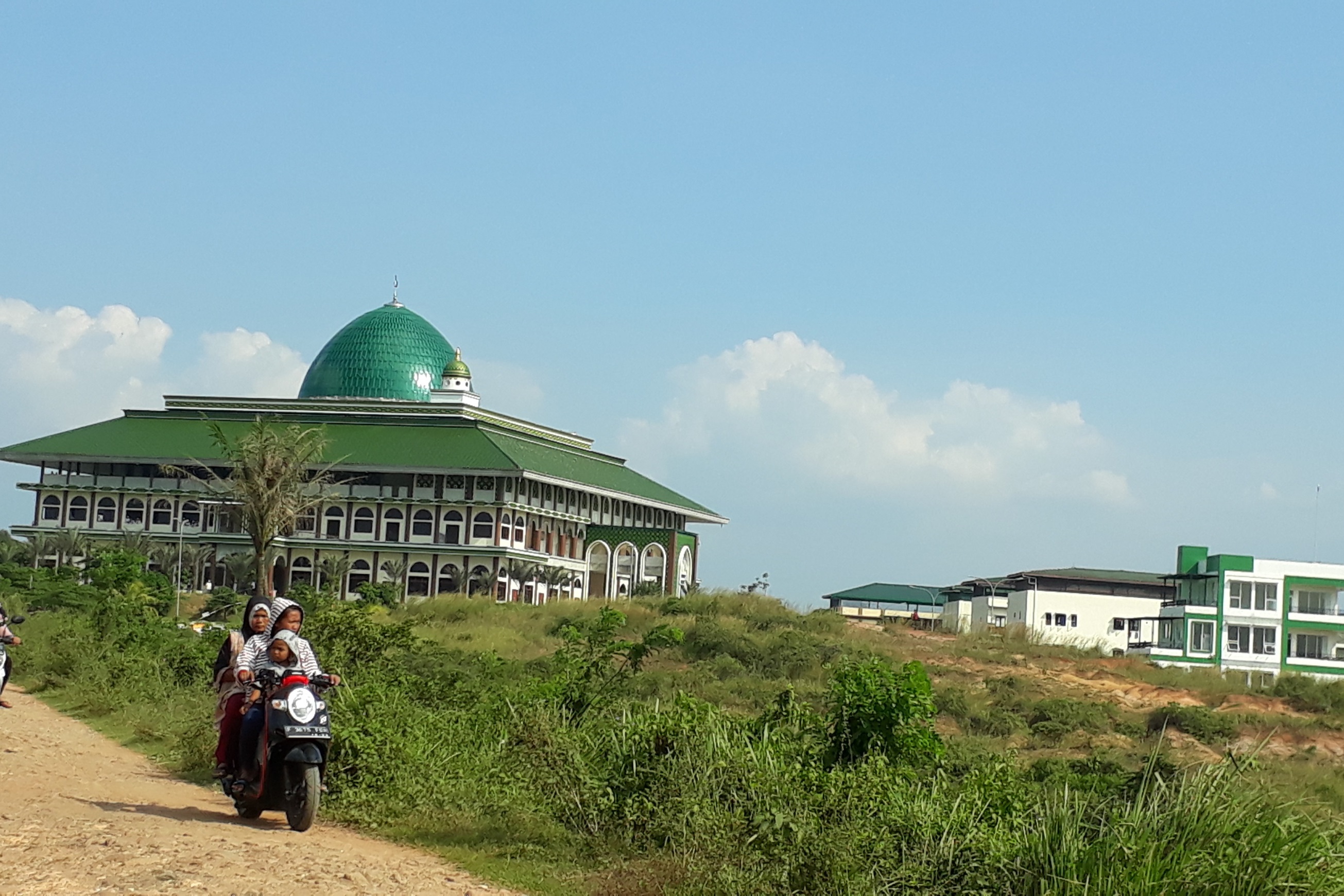 Suasana kawasan Pondok Pesantren Az-Zikra, di Desa Cibadung, Kecamatan Gunung Sindur, Kabupaten Bogor, Kamis (23/5). 