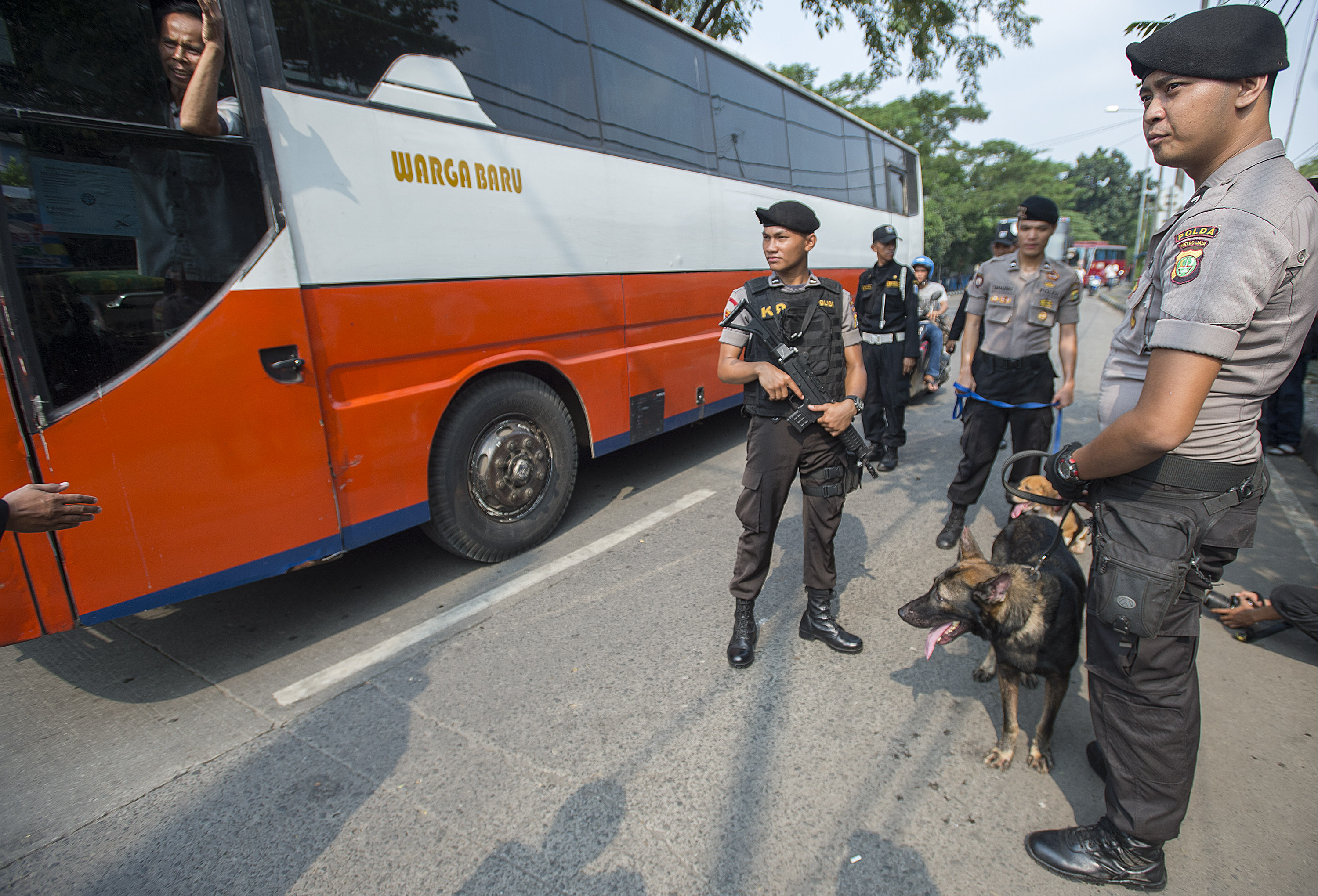 Personel Unit Satwa K-9 Polda Metro Jaya dan anjing pelacak khusus narkoba menyisir kawasan Terminal Kampung Rambutan.
